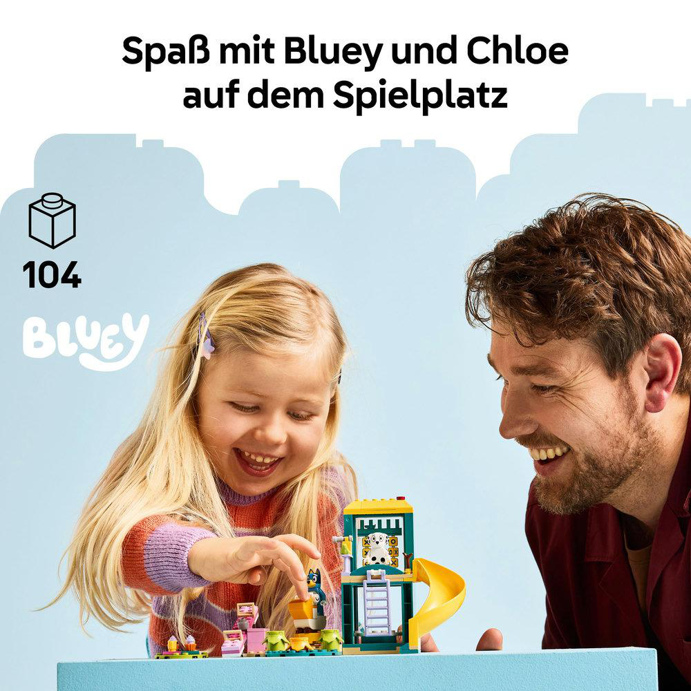 Ein Kind und ein Mann spielen mit einem Bluey-Spielset. Das Set enthält eine Rutsche, eine Leiter und Figuren. Die Szene ist farbenfroh und verspielt.
