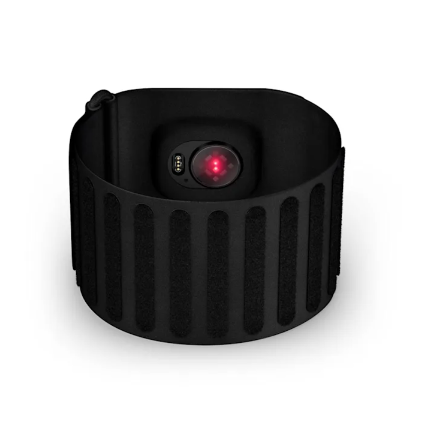 Een zwarte hartslagmeter die om de arm wordt gedragen. Een rood licht is zichtbaar op de sensor. De band is vastgezet met klittenband.