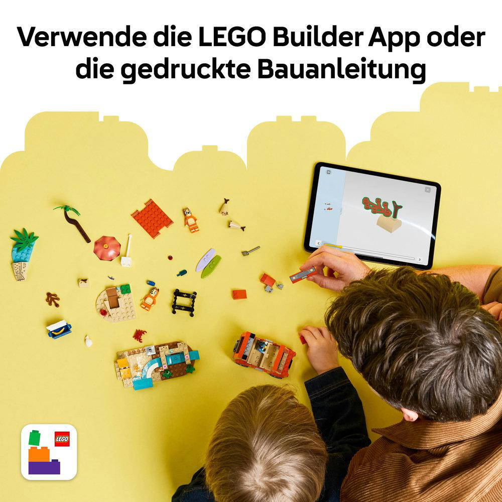 Hände bauen mit LEGOs. Ein Tablet zeigt Anweisungen. LEGO-Teile sind auf einer gelben Oberfläche verstreut. Zwei Personen bauen.