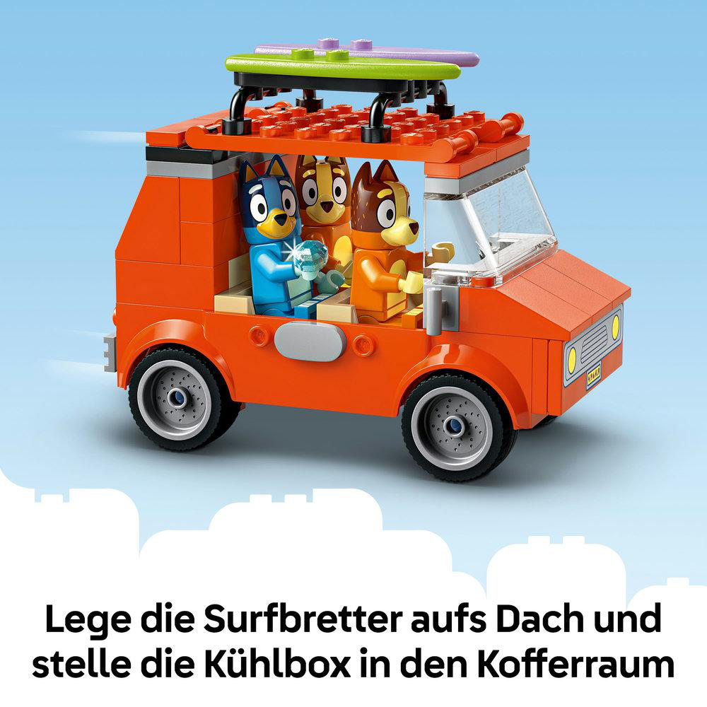 Ein orangefarbenes Spielzeugauto mit drei Hundefiguren. Surfbretter auf dem Dach. Blauer Hintergrund. Text unten.