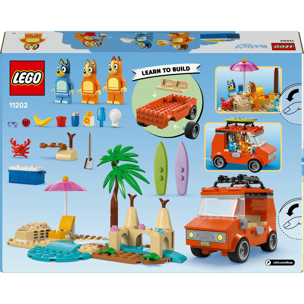 Lego Bluey-Box. Enthält Bluey-Figuren, ein Auto, eine Strandszene, Surfbretter und verschiedene Lego-Teile. Buntes und verspieltes Design.
