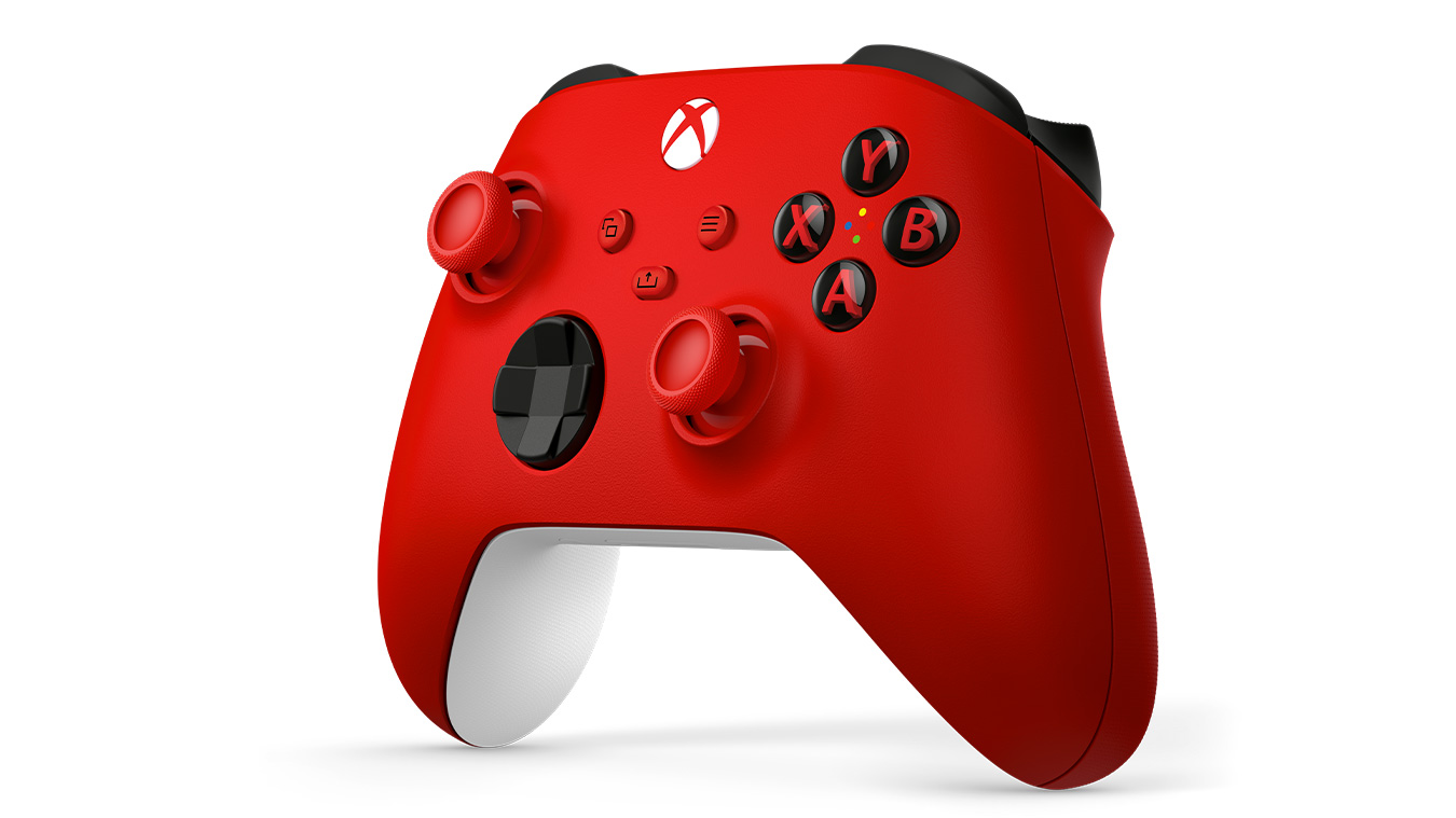 Beyaz zemin üzerinde kırmızı Xbox kontrolcüsü. Siyah düğmeler ve joystickler, beyaz ve siyah vurgulara sahip.