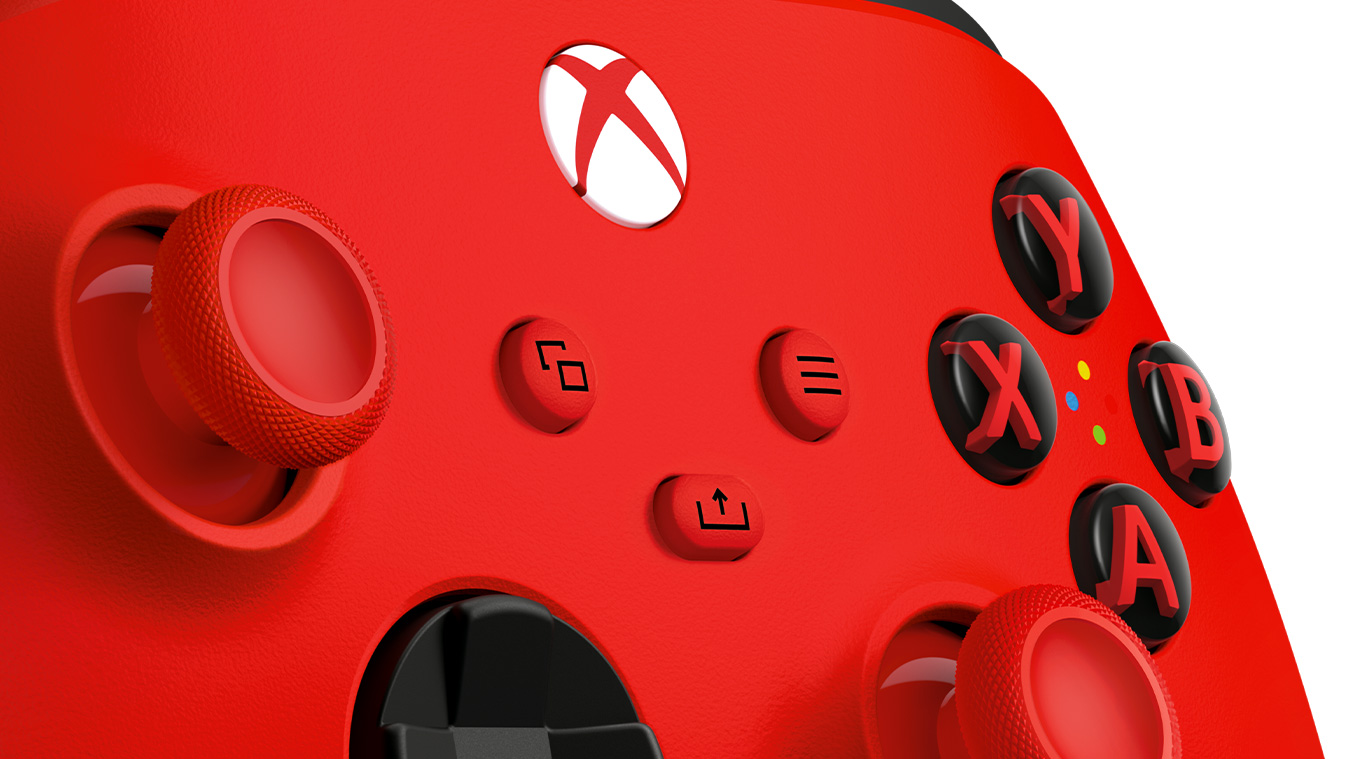 Kırmızı bir Xbox kontrolcüsünün yakın çekimi. Düğmeler siyah, kırmızı harflerle. İki kırmızı joystick, biri solda. Beyaz Xbox logosu.