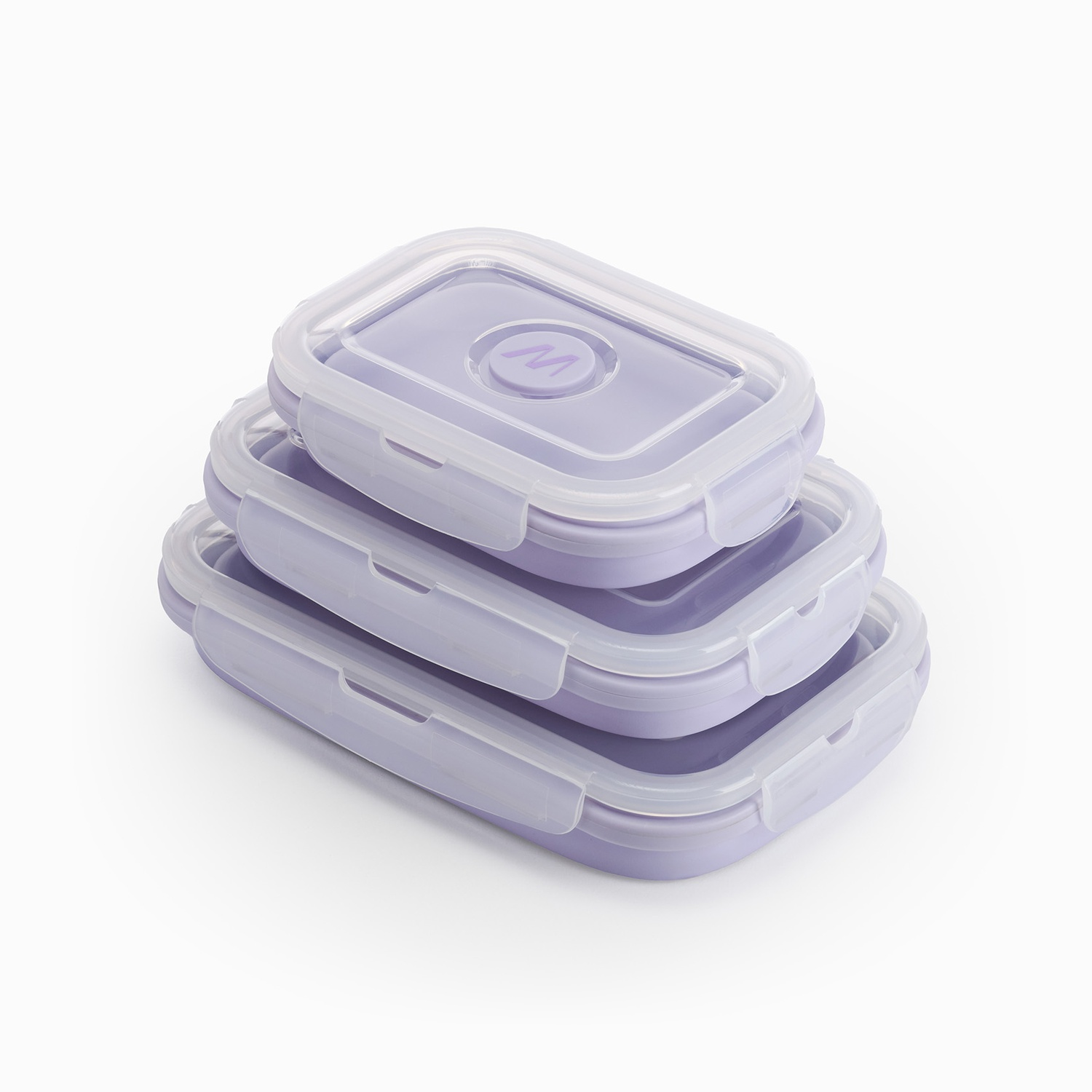 Tre contenitori per alimenti impilati, viola chiaro, con coperchi trasparenti. Ognuno ha una chiusura a scatto e quello superiore ha un logo.