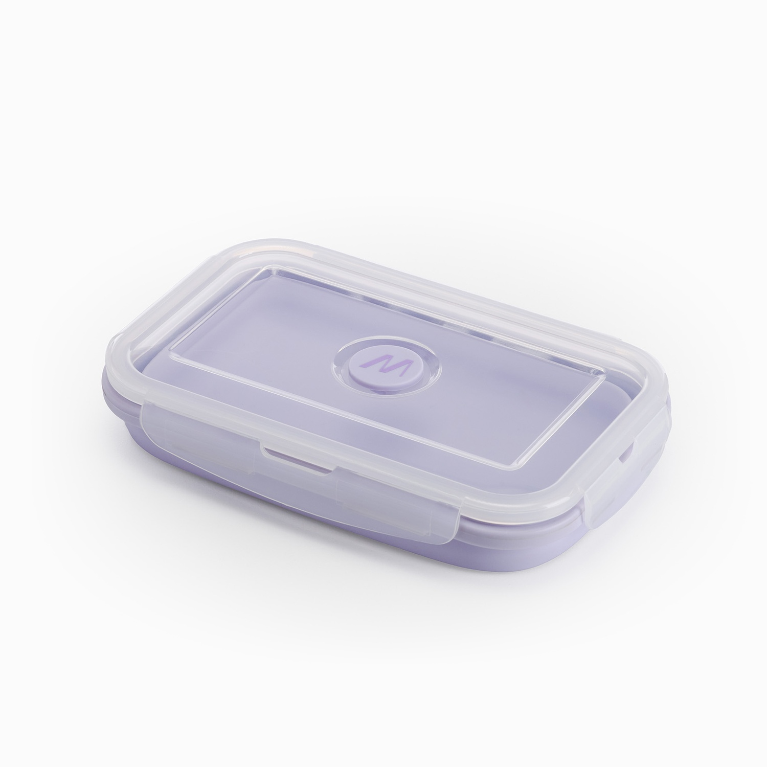 Un contenitore per alimenti rettangolare, color lavanda, con coperchio trasparente su una superficie bianca. Il coperchio ha un logo circolare.