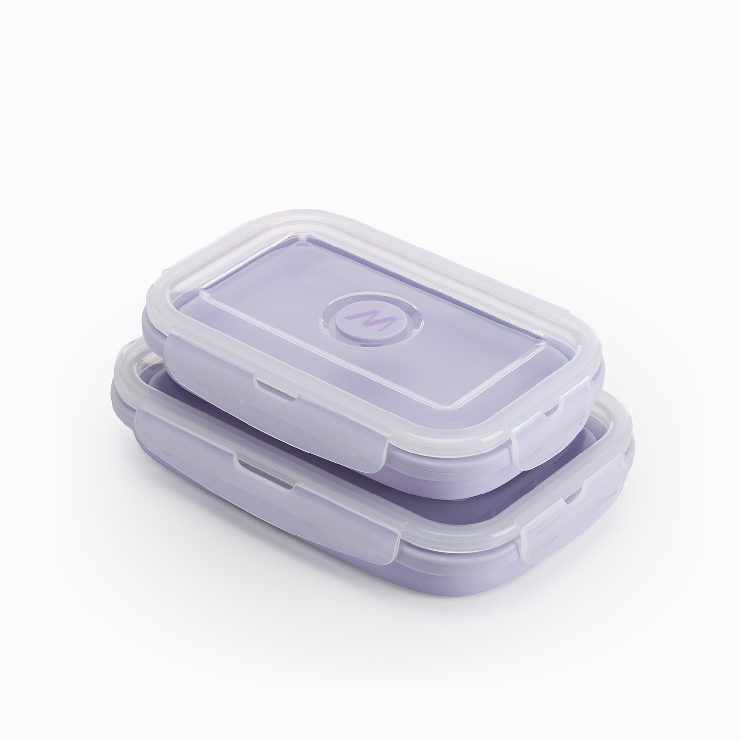 Due contenitori per alimenti rettangolari lavanda impilati. Ciascuno ha un coperchio trasparente. Il coperchio superiore mostra un logo bianco.