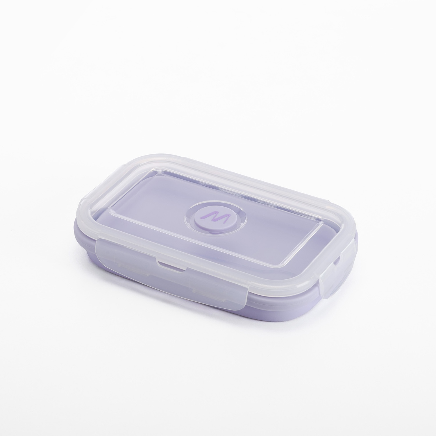 Un contenitore rettangolare lavanda per alimenti con coperchio trasparente e clip. Il coperchio ha un logo 'M'. È su sfondo bianco.