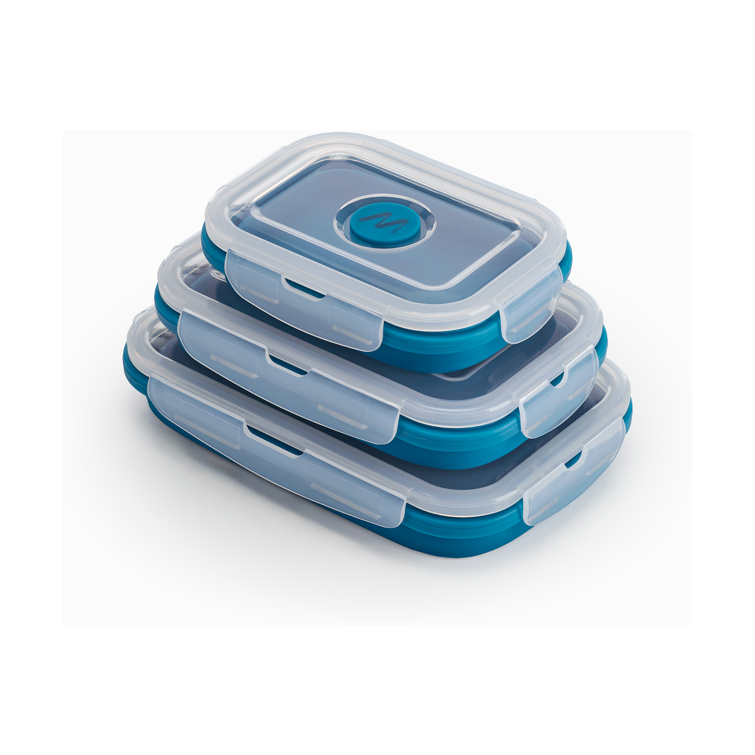 Tre contenitori per alimenti blu e trasparenti impilati con coperchi. Ognuno ha una base blu e un coperchio trasparente a scatto con un pulsante.