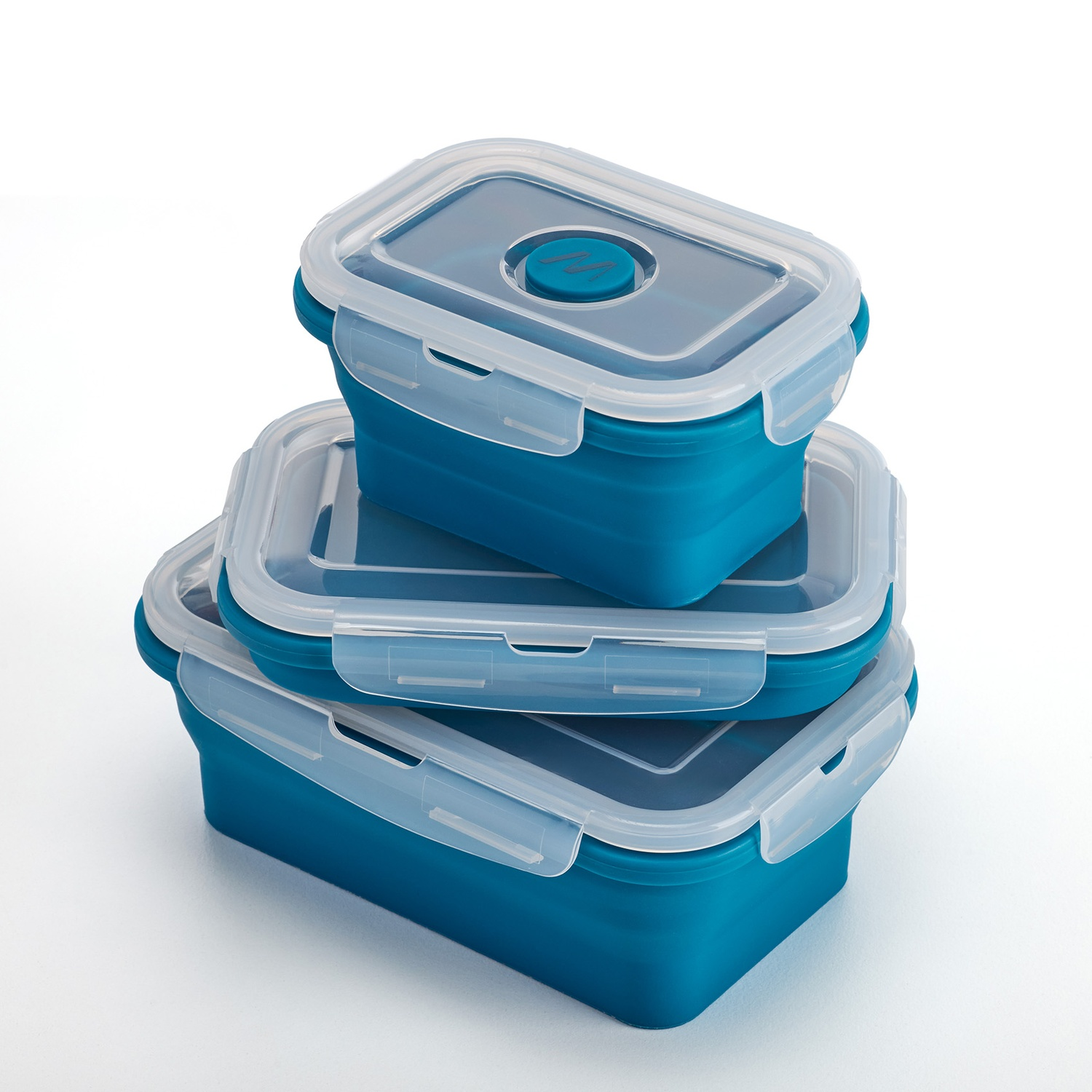 Tre contenitori per alimenti teal impilati. Ognuno ha un coperchio trasparente con clip bianche. Il contenitore superiore ha un pulsante blu.