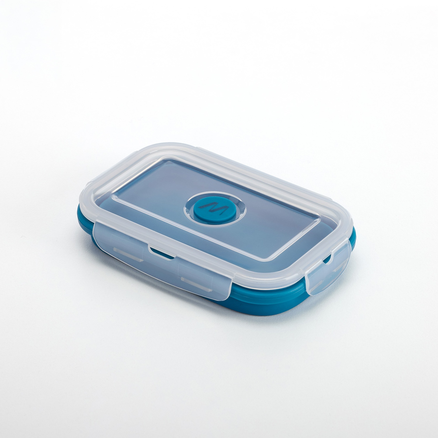 Un contenitore rettangolare blu per alimenti con coperchio trasparente. Il coperchio ha un cerchio verde acqua al centro con una M bianca. Isolato su sfondo bianco.