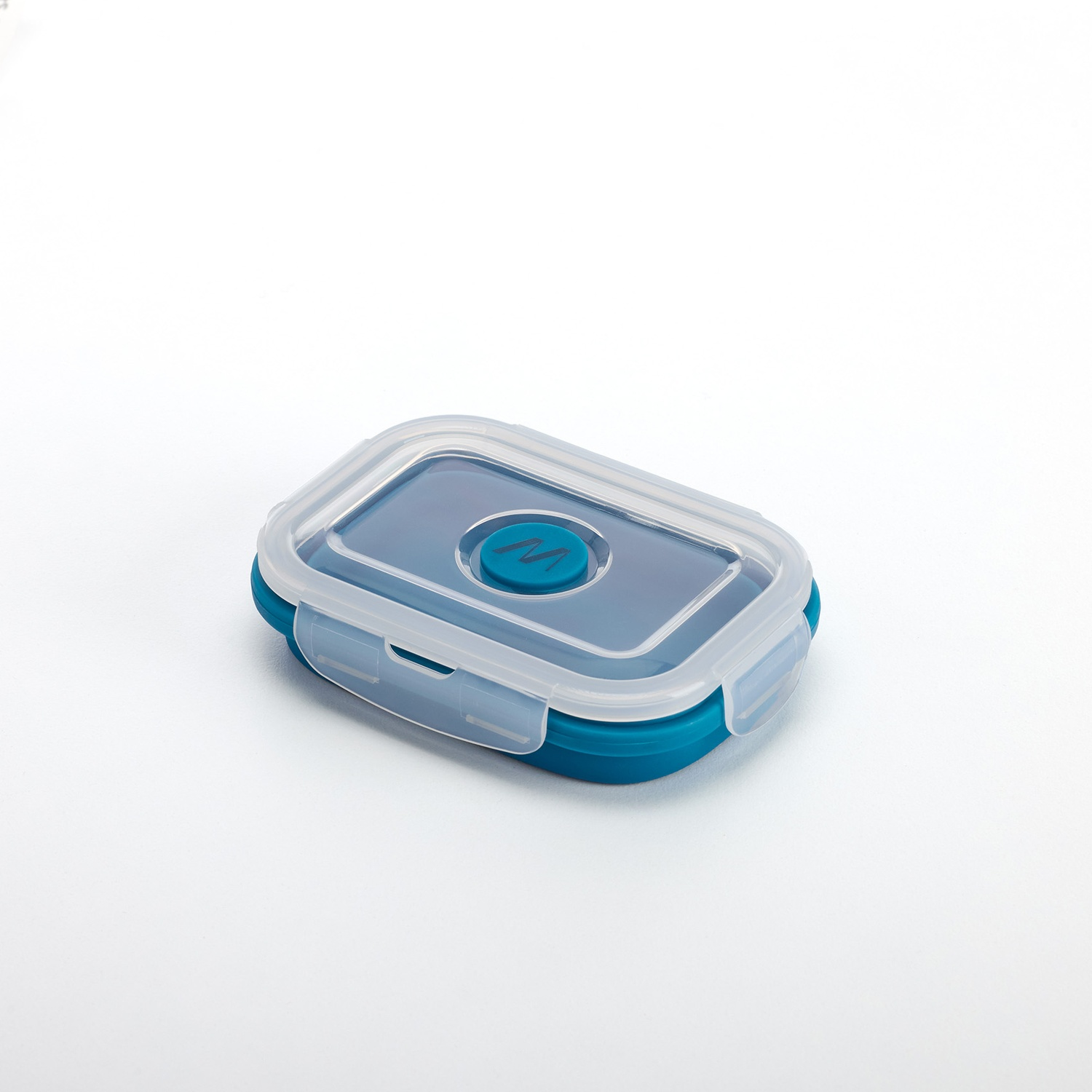 Un contenitore per alimenti rettangolare blu e trasparente con coperchio, su sfondo bianco. Il coperchio ha un pulsante blu.