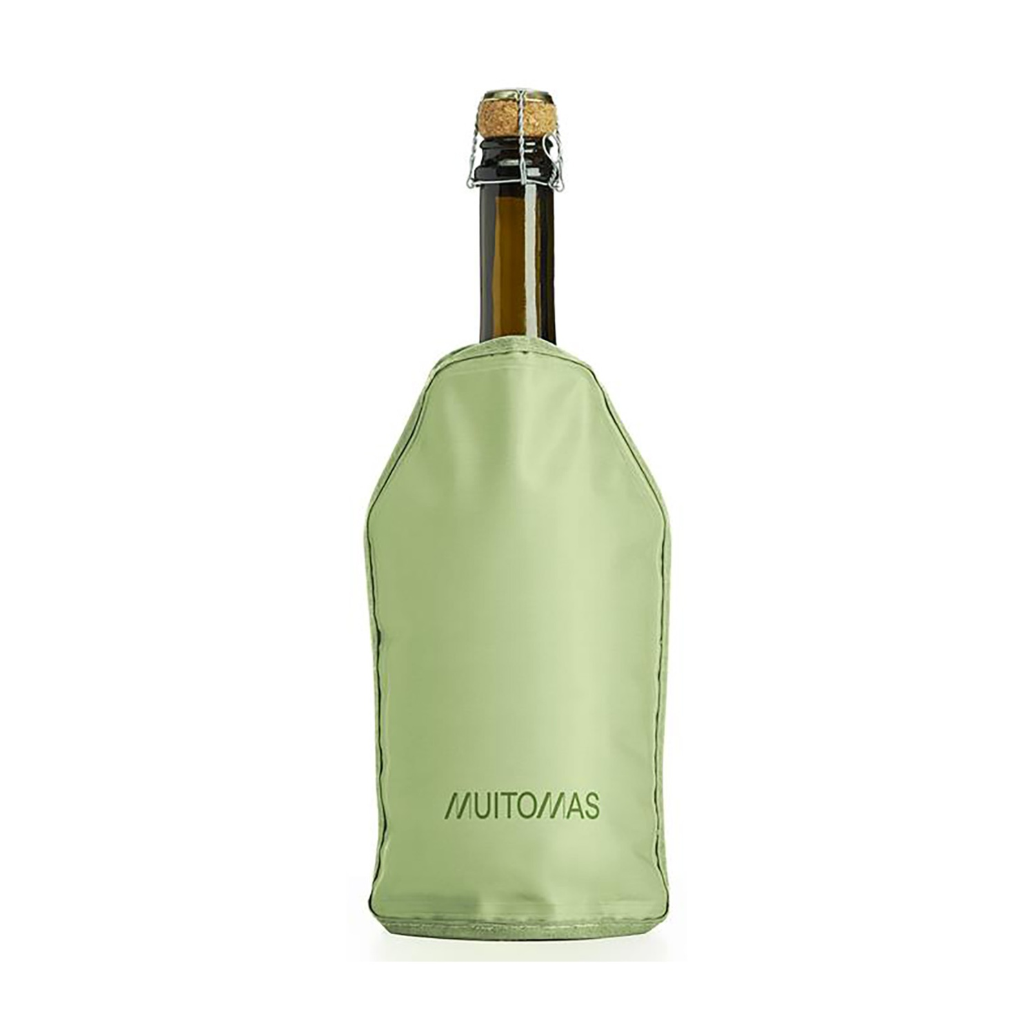 Una bottiglia di champagne con tappo e filo metallico è all'interno di un refrigeratore verde. La scritta MUITO/MAS è sul refrigeratore.