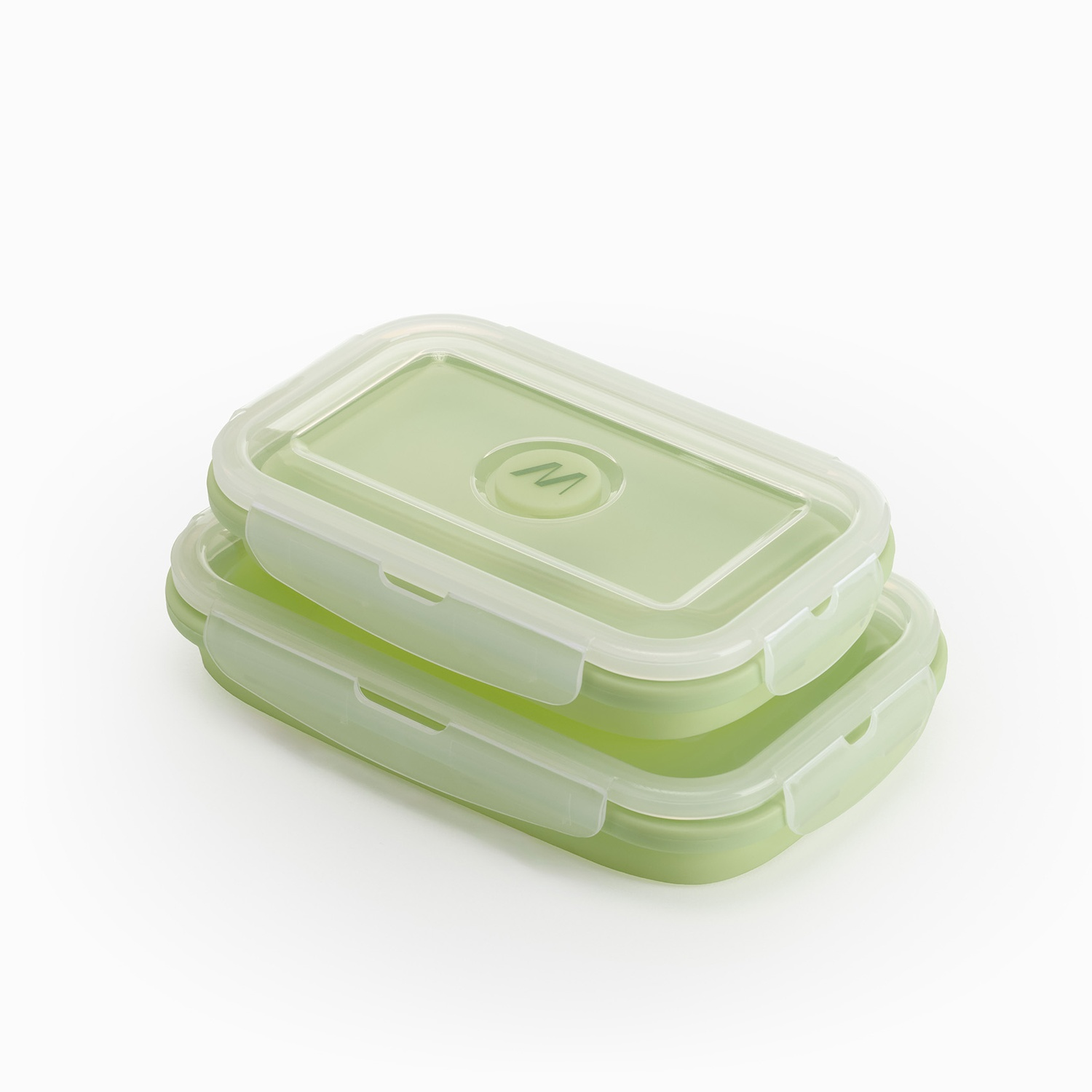 Due contenitori per alimenti rettangolari impilati, verde chiaro, con coperchi bianchi. Il contenitore superiore ha un logo. Sfondo bianco.
