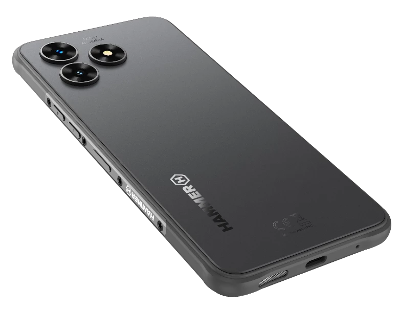 Ciemnoszary smartfon z trzema obiektywami. Z tyłu telefonu znajduje się logo Hammer. Telefon znajduje się na czarnym tle.
