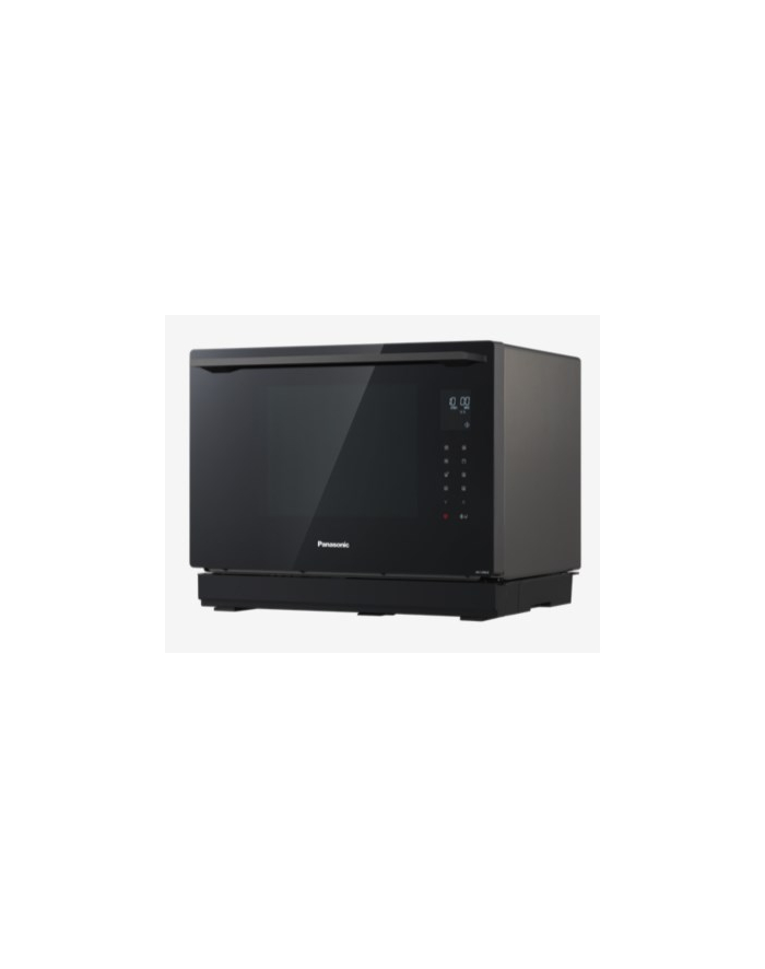 Czarny piekarnik mikrofalowy Panasonic z szklanymi drzwiami i cyfrowym wyświetlaczem. Stoi na czarnej podstawie na białym tle.