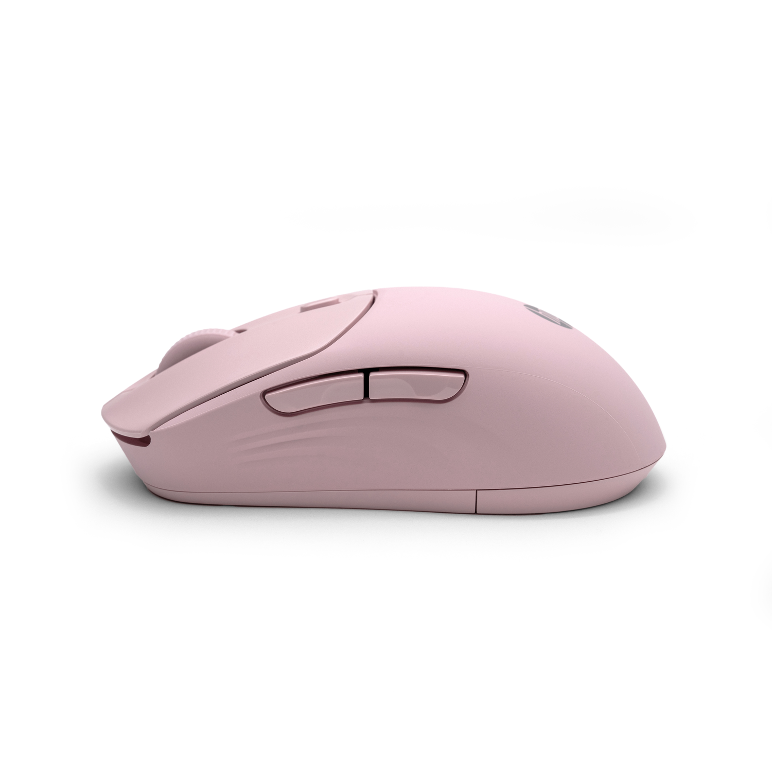Une souris d'ordinateur rose sur fond blanc. La souris a des boutons et une molette de défilement.