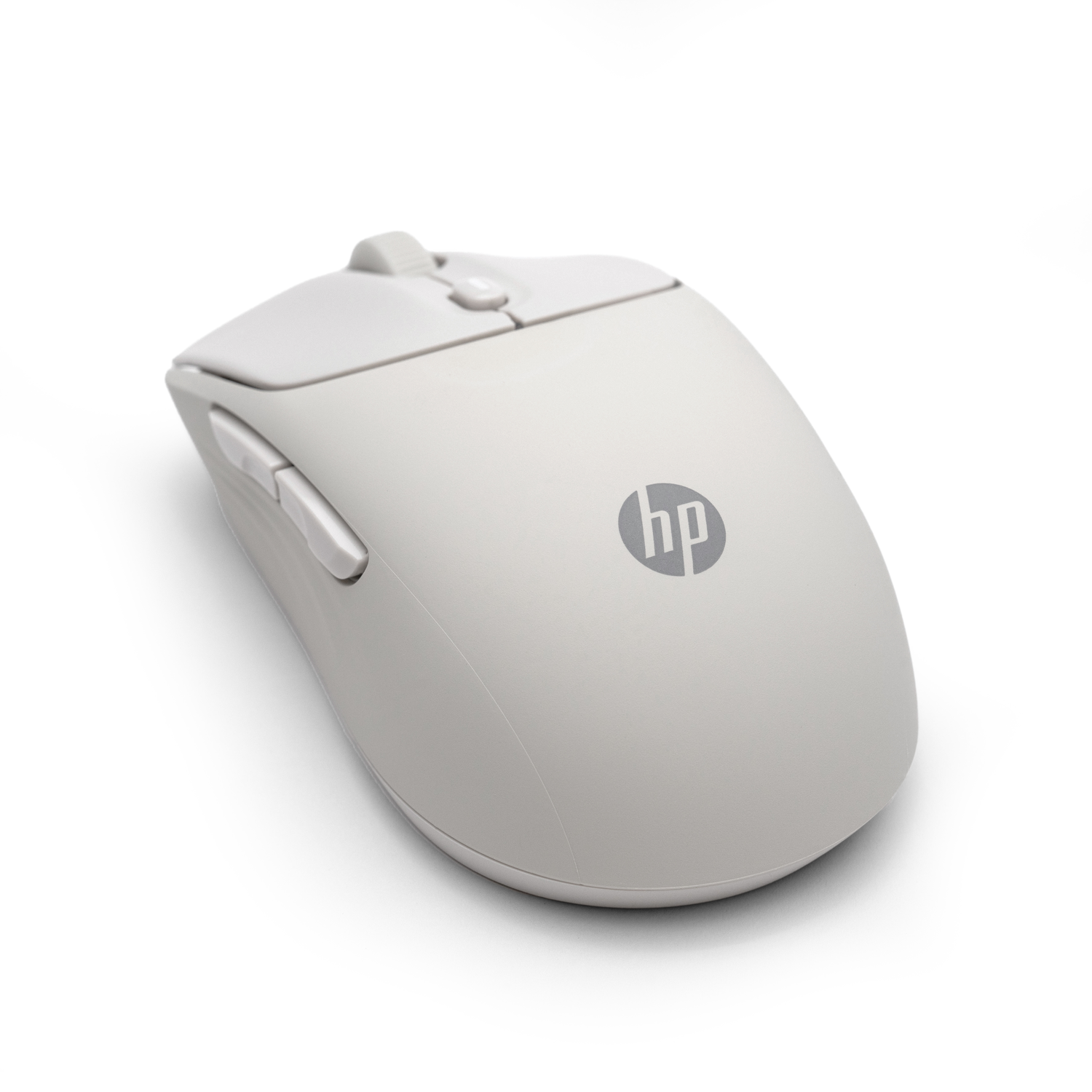 Een witte draadloze HP-muis. Het heeft een scrollwiel, knoppen en het HP-logo. De achtergrond is wit.