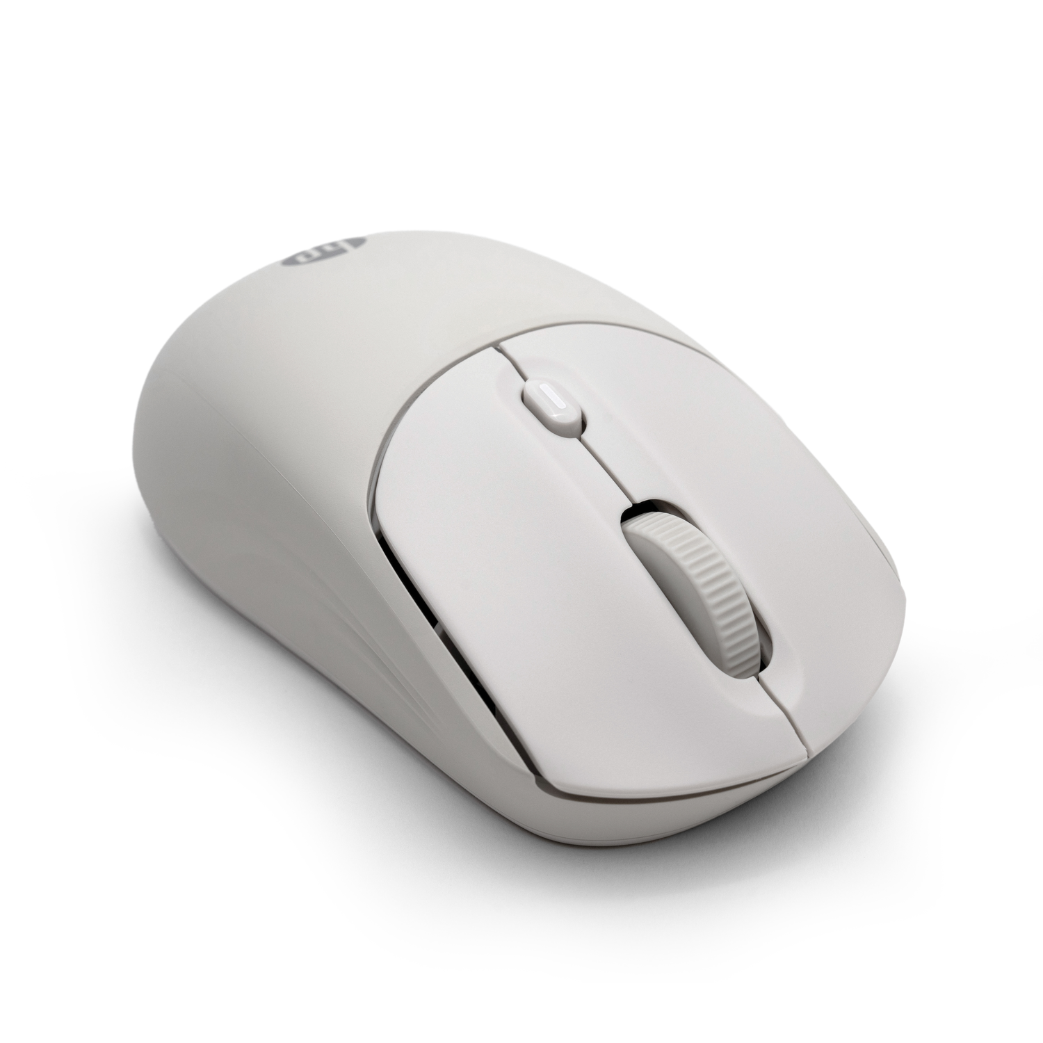 Een witte computermuis, met een scrollwiel en twee knoppen, ligt op een wit oppervlak. De muis staat iets schuin.
