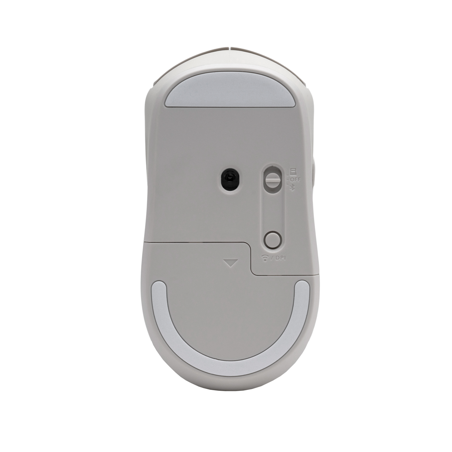 De onderkant van een lichtgrijze draadloze computermuis wordt getoond, met een aan/uit-schakelaar, een DPI-knop en een sleuf voor een ontvanger.