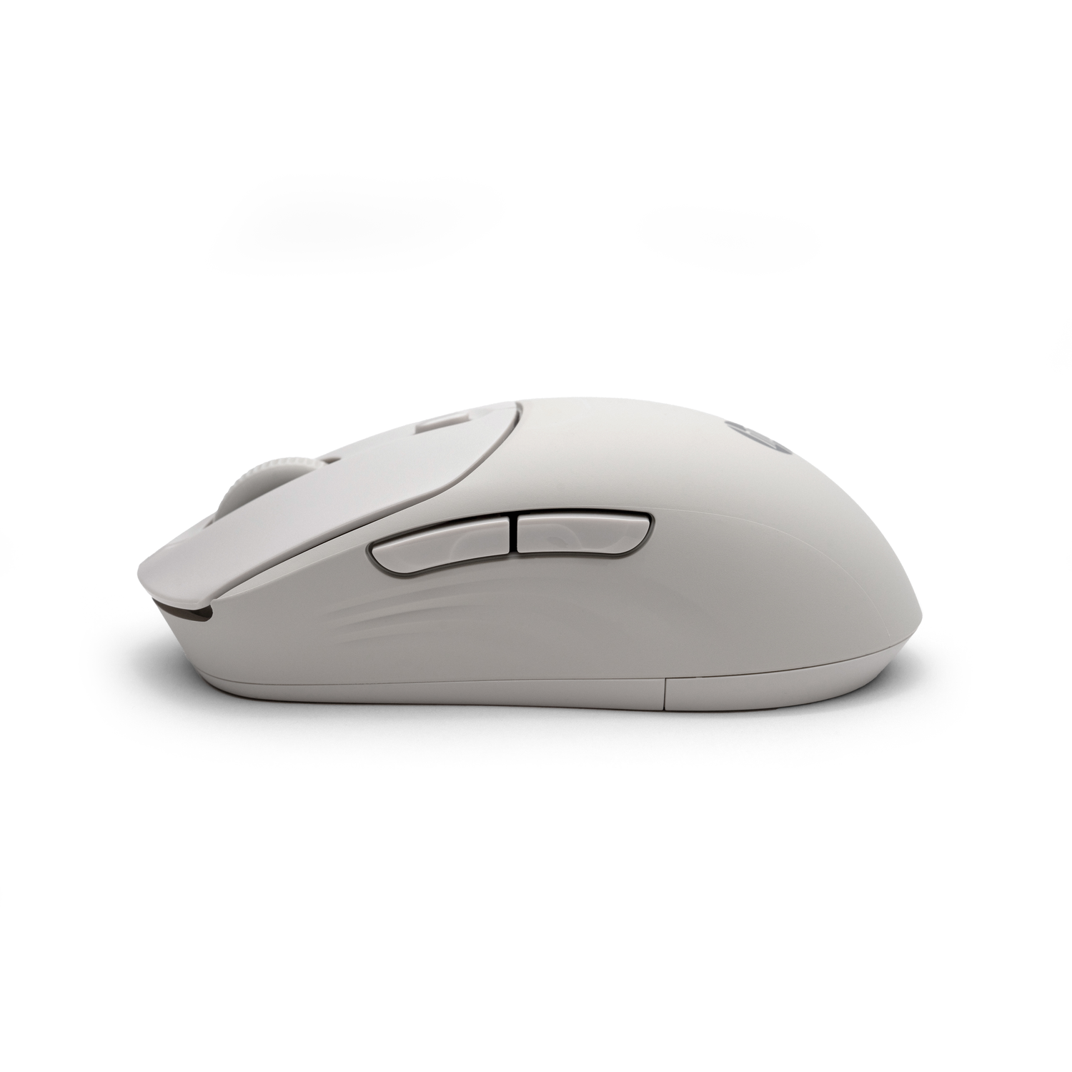 Een lichtgrijze computermuis op een witte achtergrond. Hij heeft twee knoppen en een scrollwiel. De muis is naar rechts gekanteld.