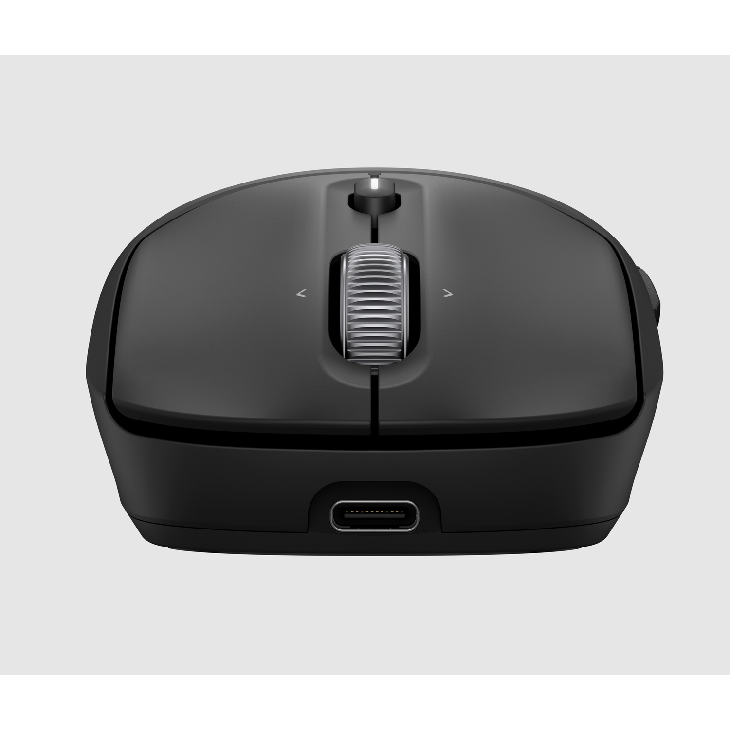Zwarte computermuis met scrollwiel en USB-C-poort, tegen een lichtgrijze achtergrond. De muis staat centraal.