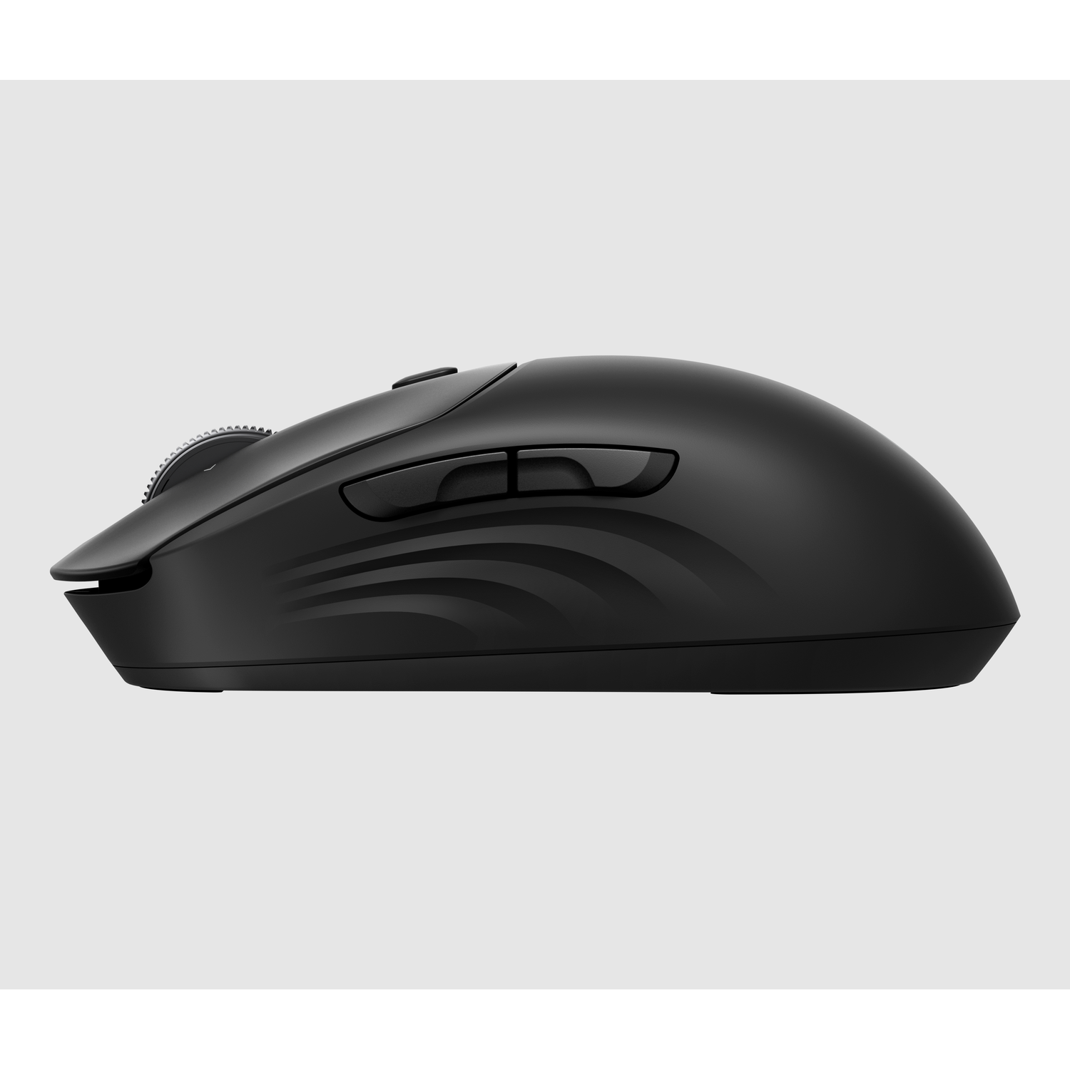 Een zwarte computermuis wordt getoond op een witte achtergrond. Hij heeft knoppen, een scrollwiel en een gebogen ergonomisch ontwerp.