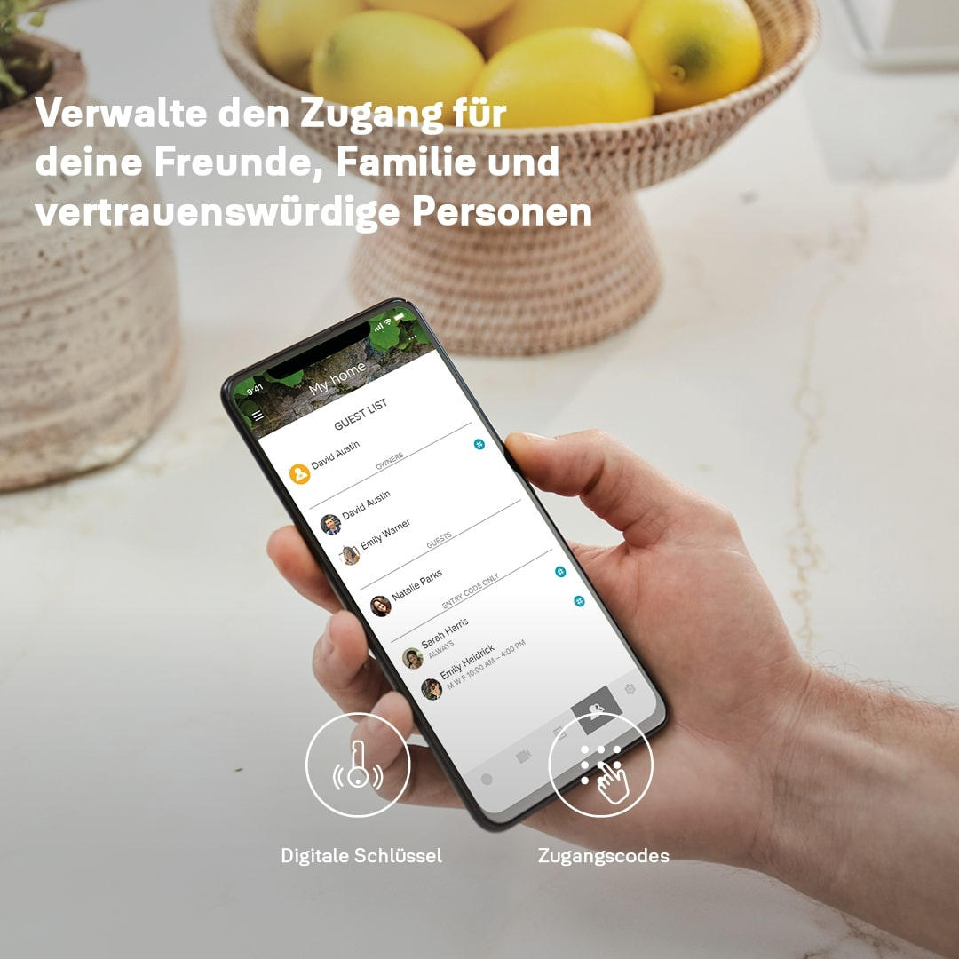 Eine Hand hält ein Telefon mit einer Gästeliste. Zitronen im Korb im Hintergrund. Text: Verwalten Sie den Zugang für Freunde und Familie.