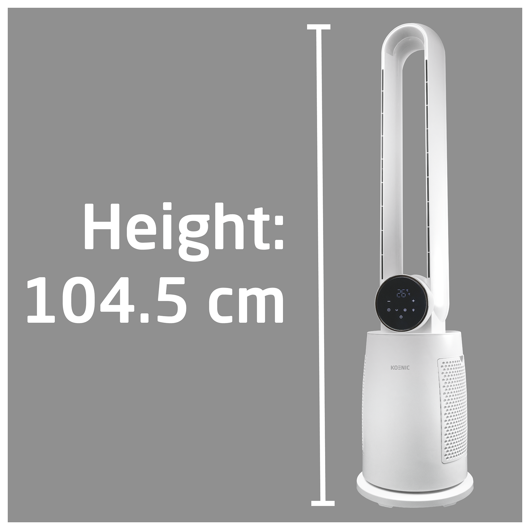 Egy fehér Koenic toronyventilátor. A magassága 104,5 cm. Van egy digitális kijelzője, ami 26 fokot mutat. A ventilátor szürke háttéren van.