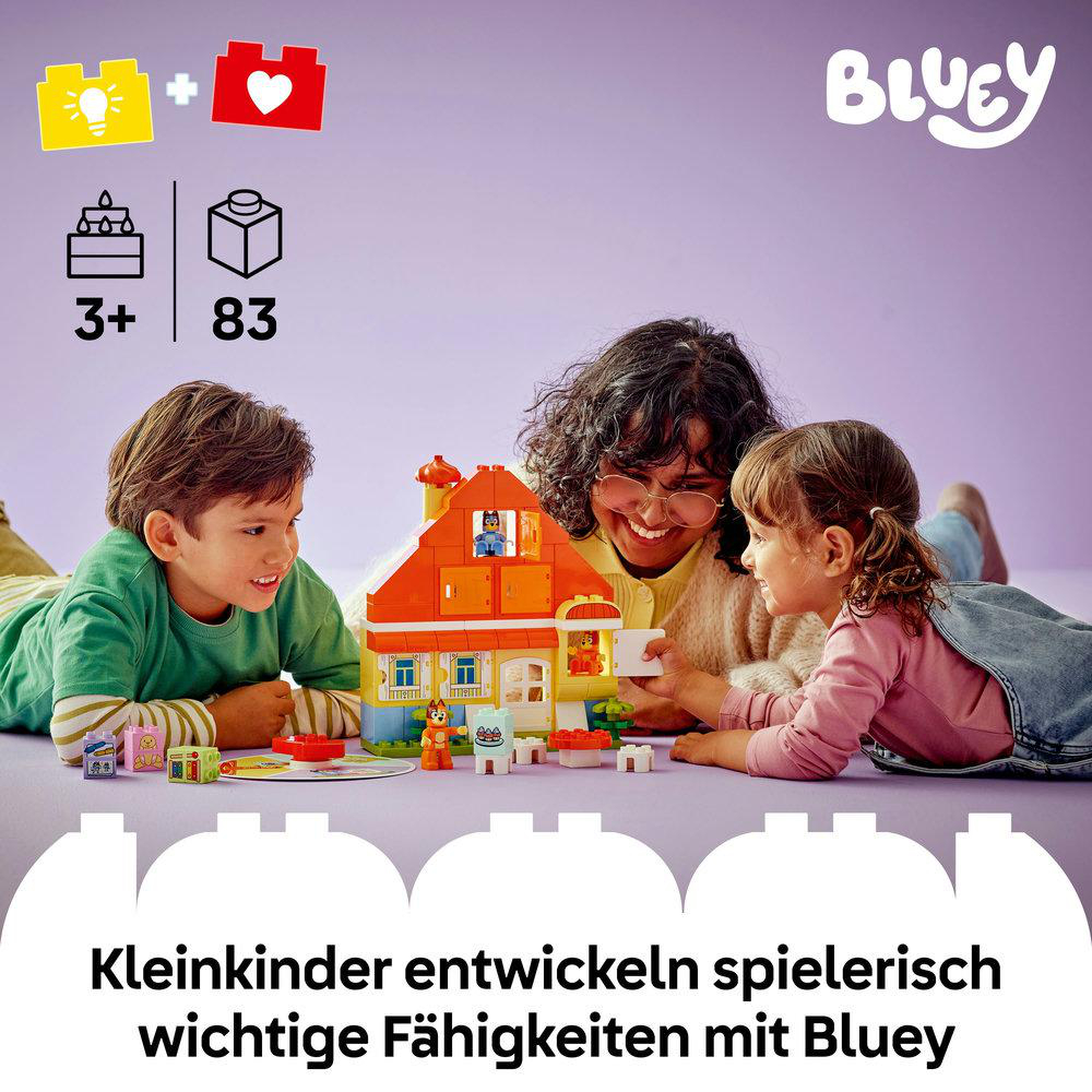 Drei Kinder mit einem Lego-Haus. Spielzeug, Logo und Text sind im Bild. Der Hintergrund ist lila.