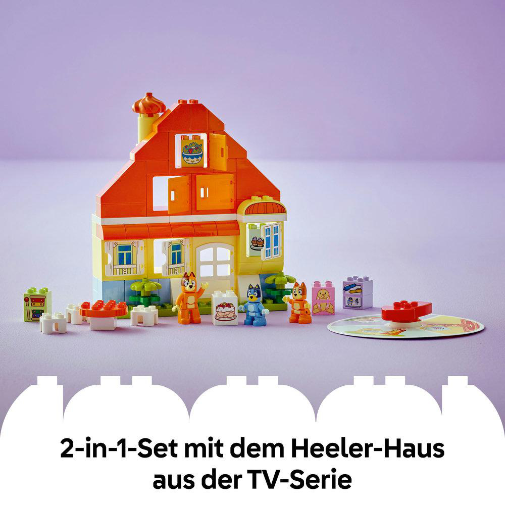 Ein Lego-Haus-Set mit orangefarbenem Dach. Figuren sind vor dem Haus platziert. Weiße Basis, Figuren und eine runde Grundplatte.