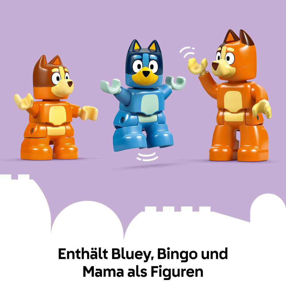 Drei Spielfiguren: Bluey, Bingo und Mama, in Orange, Blau und Braun, auf einem lila Hintergrund stehend.