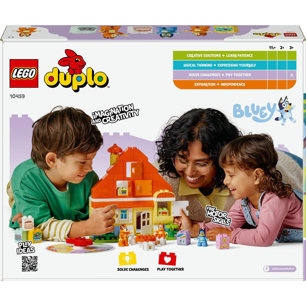 Drei Personen spielen mit Lego Duplo-Bausteinen. Auf der Box sind das Lego Duplo-Logo und ein Haus aus Bausteinen zu sehen.
