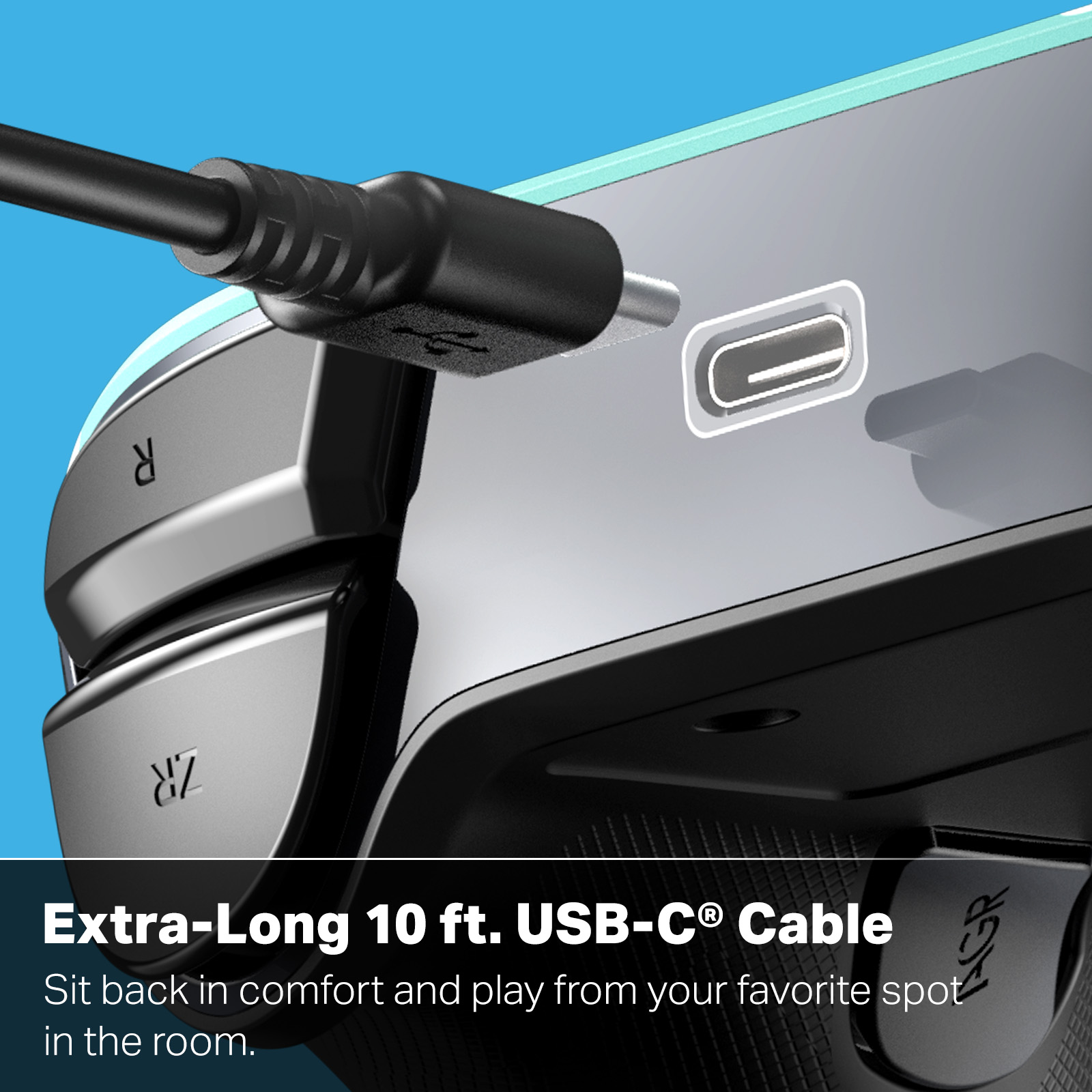 Ein schwarzes USB-C-Kabel wird an einen Gaming-Controller angeschlossen. Blauer Hintergrund. Der Controller ist schwarz und grau.