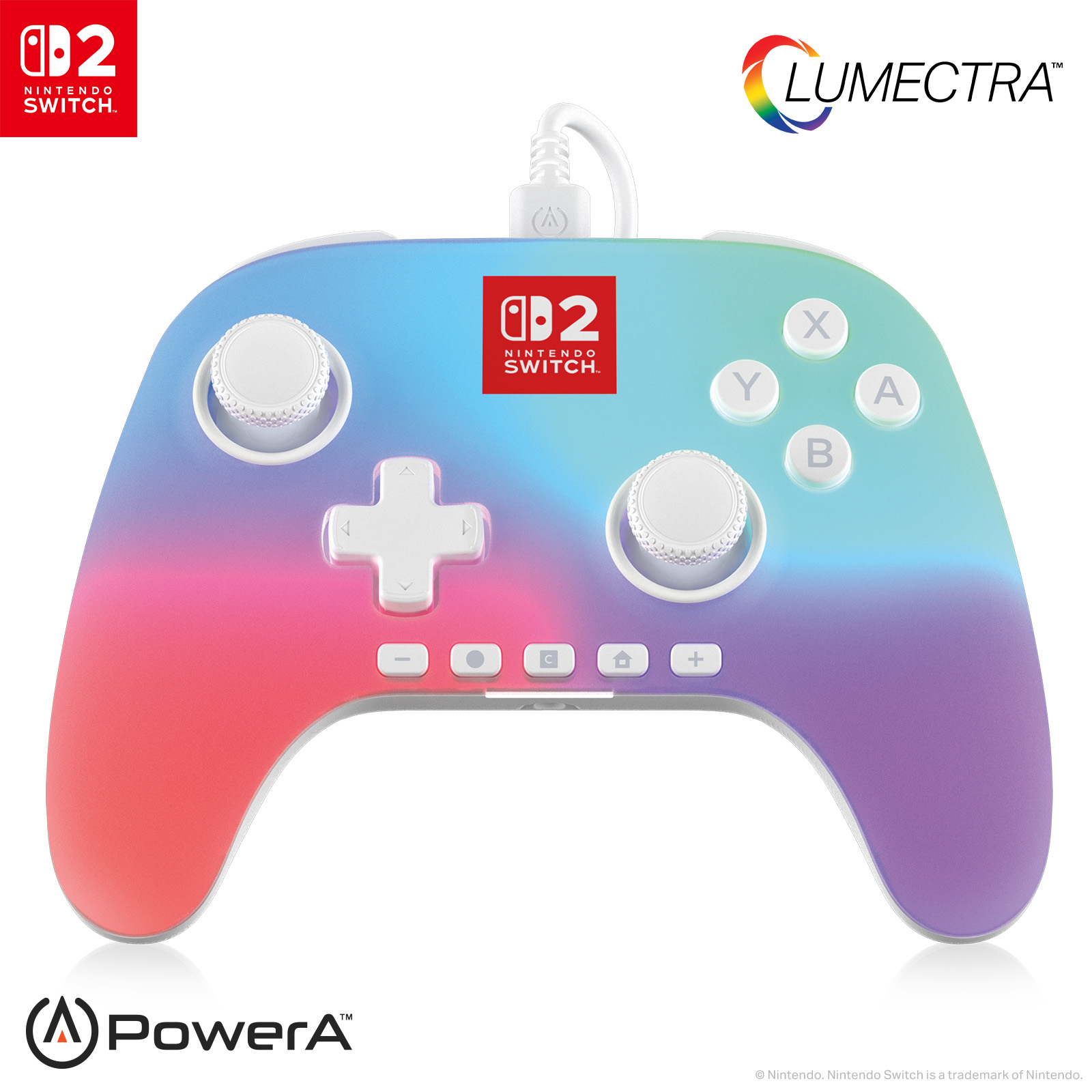 Ein mehrfarbiger Nintendo Switch-Controller. Er hat weiße Tasten, ein Steuerkreuz und ein Kabel. Die Logos von PowerA und Lumectra sind sichtbar.