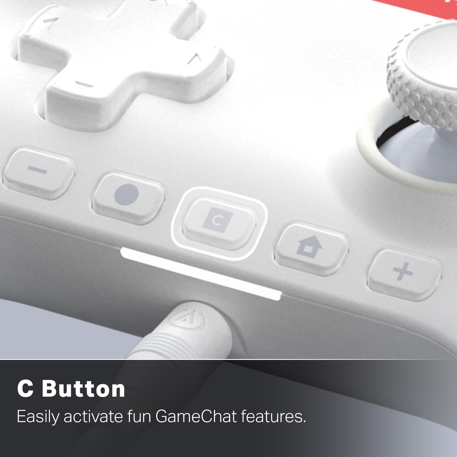 Detail eines weißen Gamecontrollers. Zeigt Knöpfe, einen Joystick und ein Kabel. Die 'C'-Taste ist hervorgehoben.