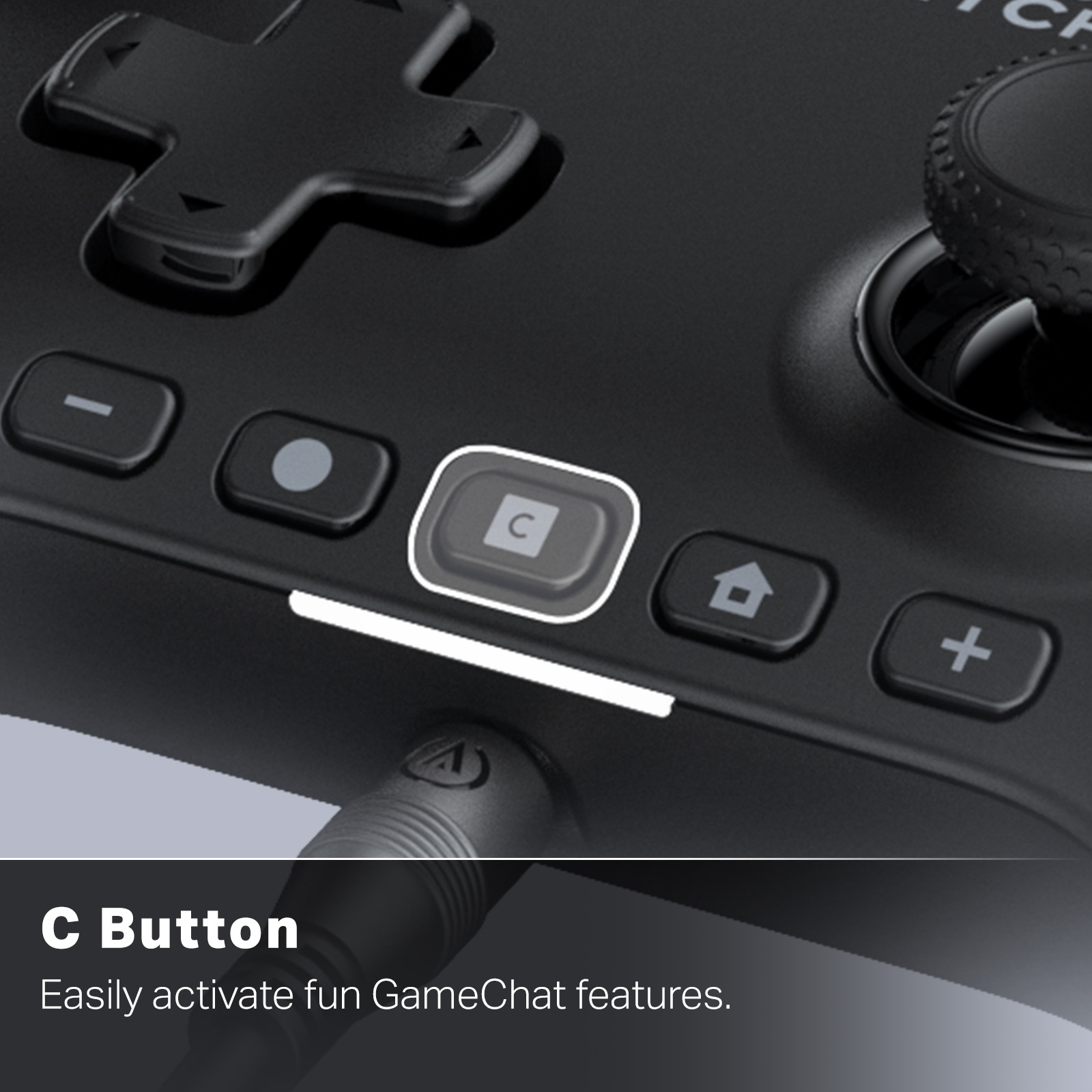 Nahaufnahme eines schwarzen Gamecontrollers. Die C-Taste ist hervorgehoben. Unten ist ein Kabel eingesteckt.