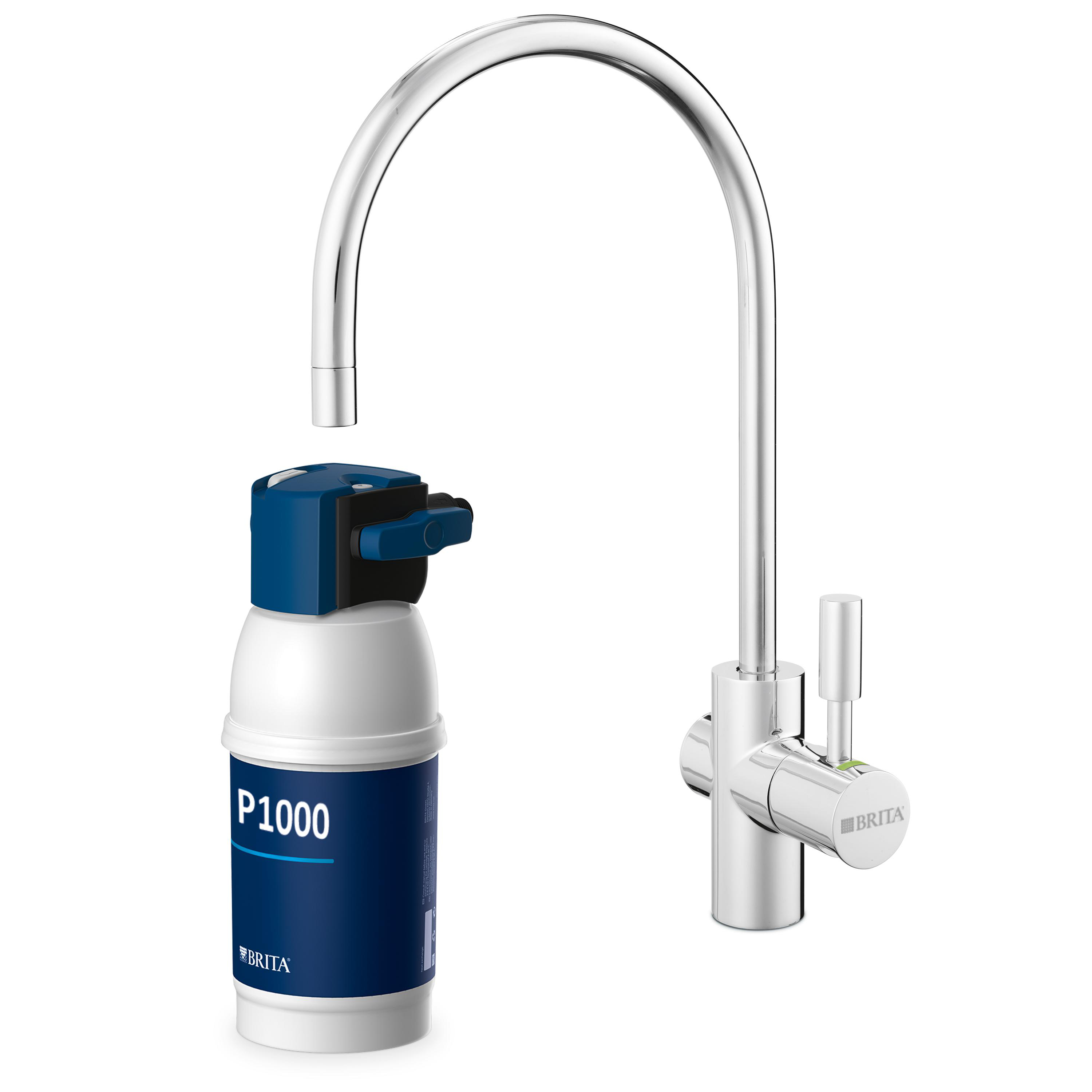 Ein verchromter Wasserhahn mit Wasserfilter. Der Filter ist weiß und blau. Der Wasserhahn hat einen Hebel und einen Auslauf.