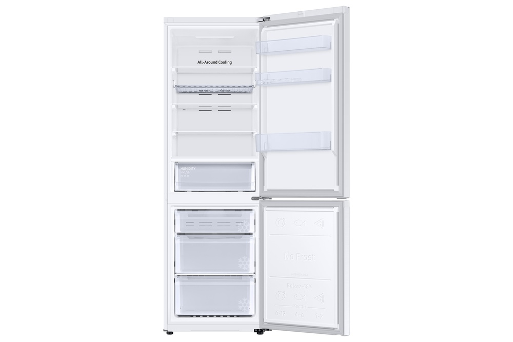 Refrigerador blanco con puertas abiertas. En el interior hay estantes, cajones y un contenedor de humedad. La sección del congelador está debajo, con cajones.
