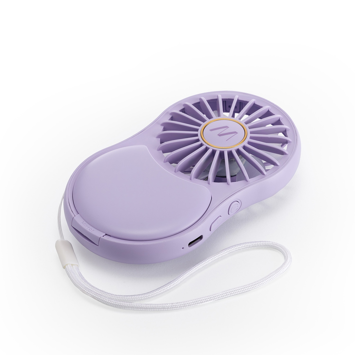Un ventilatore portatile lavanda con cinturino bianco. Ha una pala, un pulsante e una porta di ricarica. Lo sfondo è bianco.