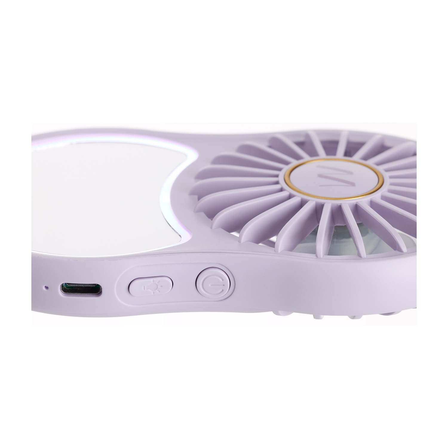 Un ventilatore portatile lilla chiaro con specchio e ventola. Ha un pulsante di accensione, una porta di ricarica e un pulsante luce.