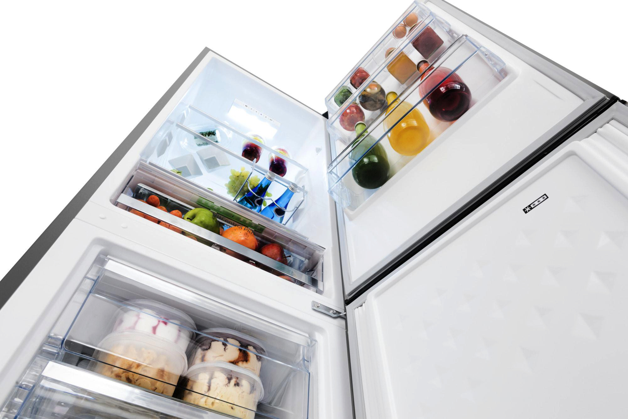 Geöffneter Kühlschrank mit verschiedenen Lebensmitteln: Obst, Gemüse, Flaschen und Behältern. Der Kühlschrank ist weiß mit transparenten Regalen.