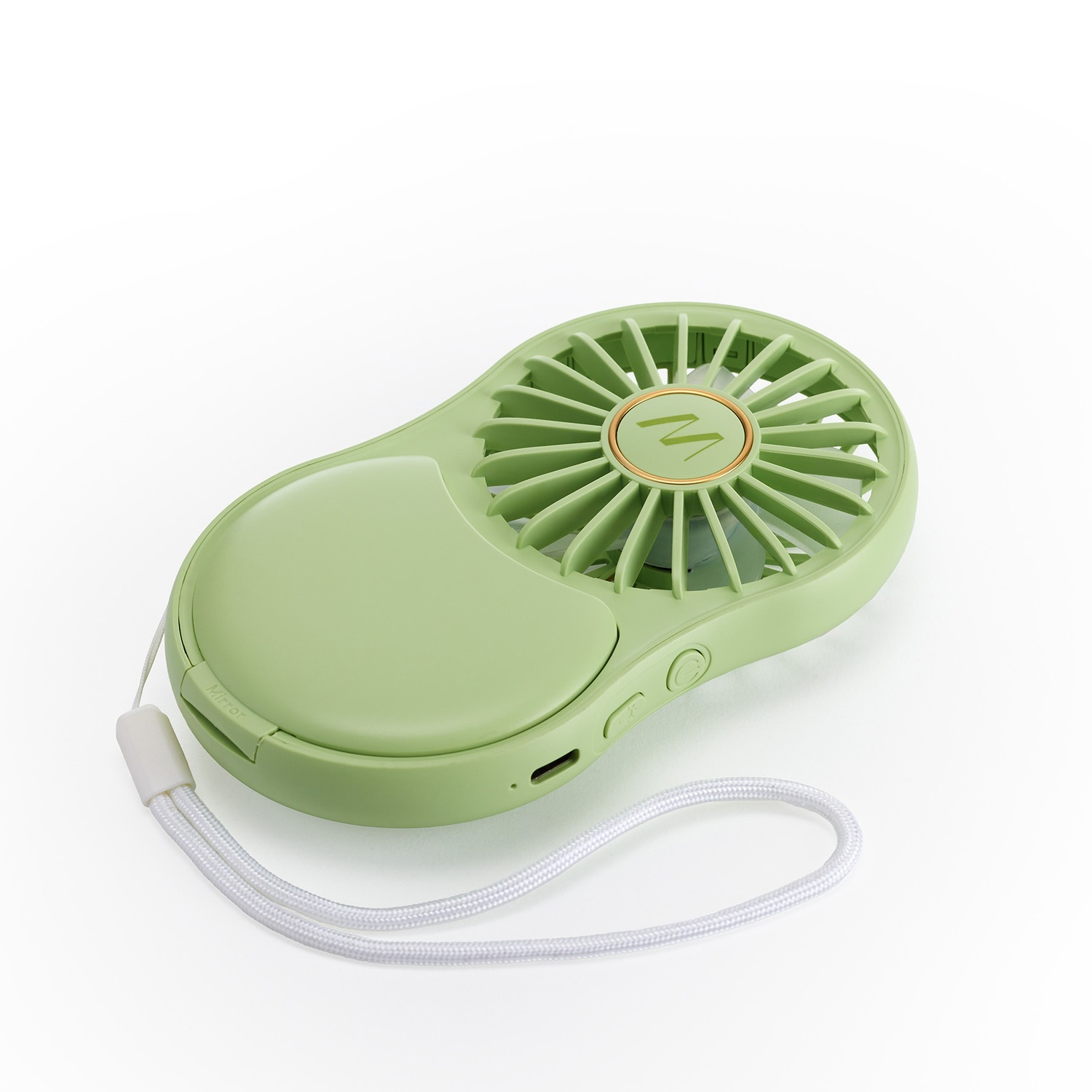 Un ventilatore portatile verde con cinturino da polso bianco è appoggiato su una superficie bianca. Il ventilatore ha una parte superiore rotonda e una inferiore curva.