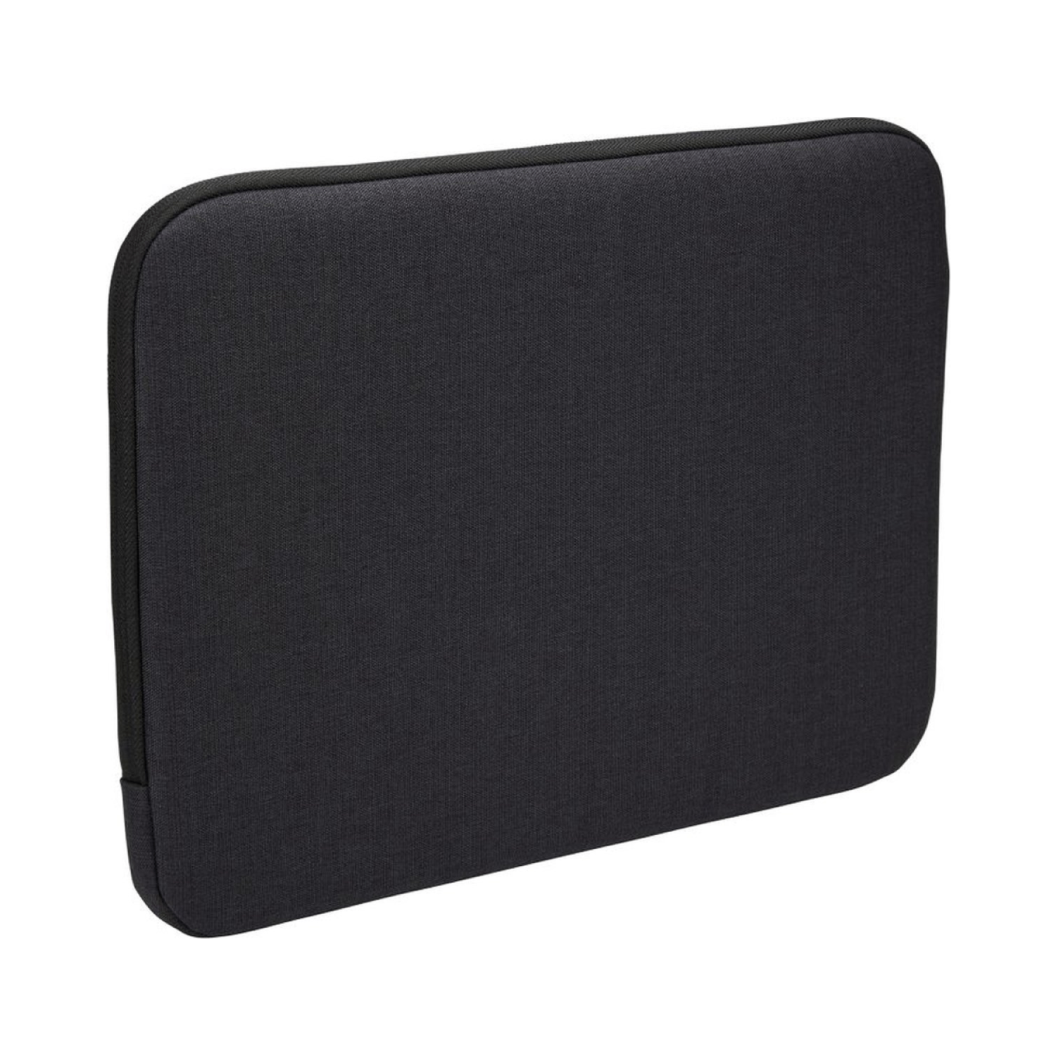Une housse noire pour ordinateur portable sur fond blanc. La housse est rectangulaire avec des coins arrondis.