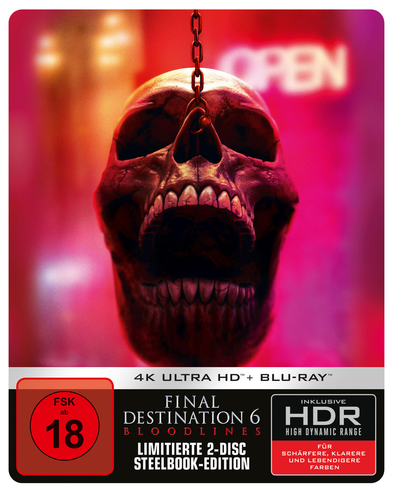 Ein Totenkopf hängt an einer Kette vor einem verschwommenen Hintergrund. Der Totenkopf ist rot und das Blu-Ray-Cover für Final Destination 6.