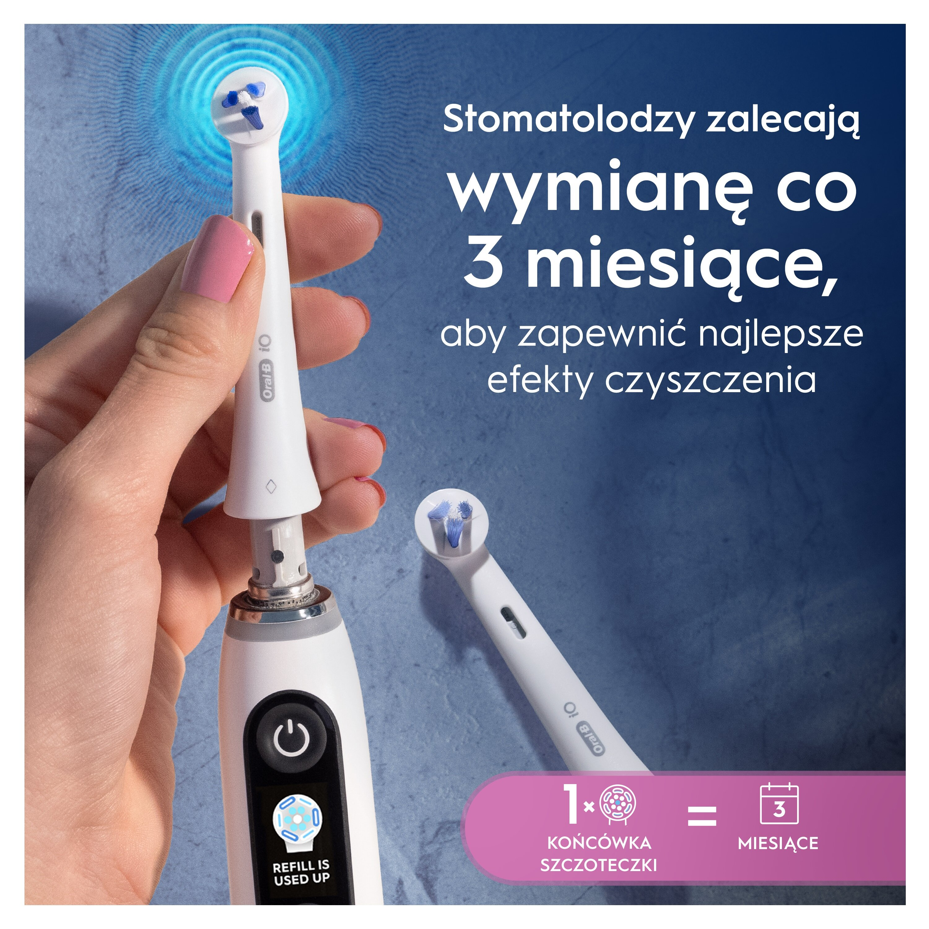 Dłoń trzyma elektryczną szczoteczkę do zębów z niebieską poświatą. Tekst radzi wymianę główki co 3 miesiące.