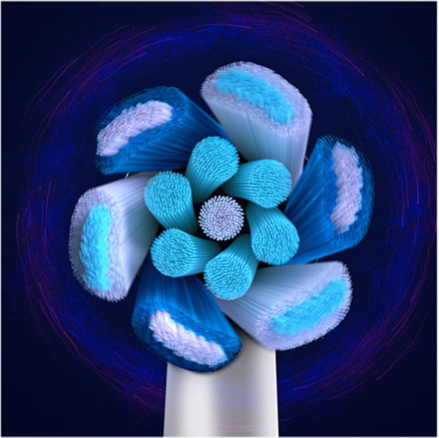 Zbliżenie główki szczoteczki do zębów, niebieskie i białe włosie ułożone w kwiatowy wzór, na ciemnoniebieskim tle z fioletowymi akcentami.