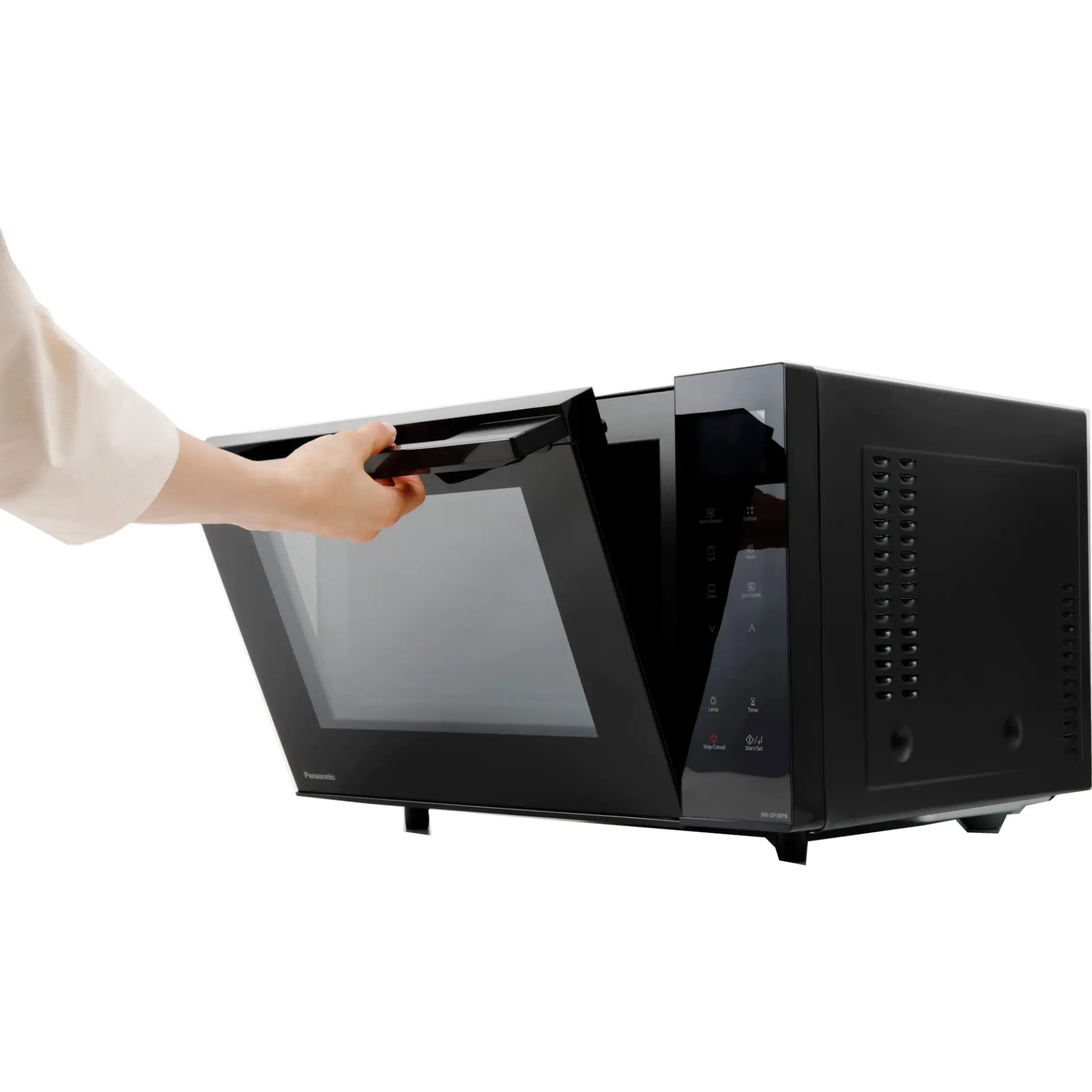 Ręka otwiera drzwi czarnej kuchenki mikrofalowej. Piekarnik ma cyfrowy wyświetlacz i przyciski sterowania.