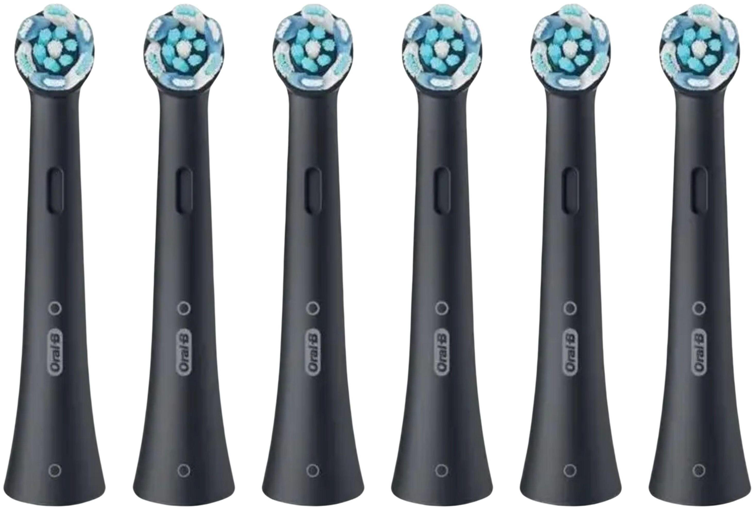 Sześć czarnych końcówek do szczoteczki do zębów Oral-B. Każda ma niebiesko-białą główkę z włosiem i czarny uchwyt.