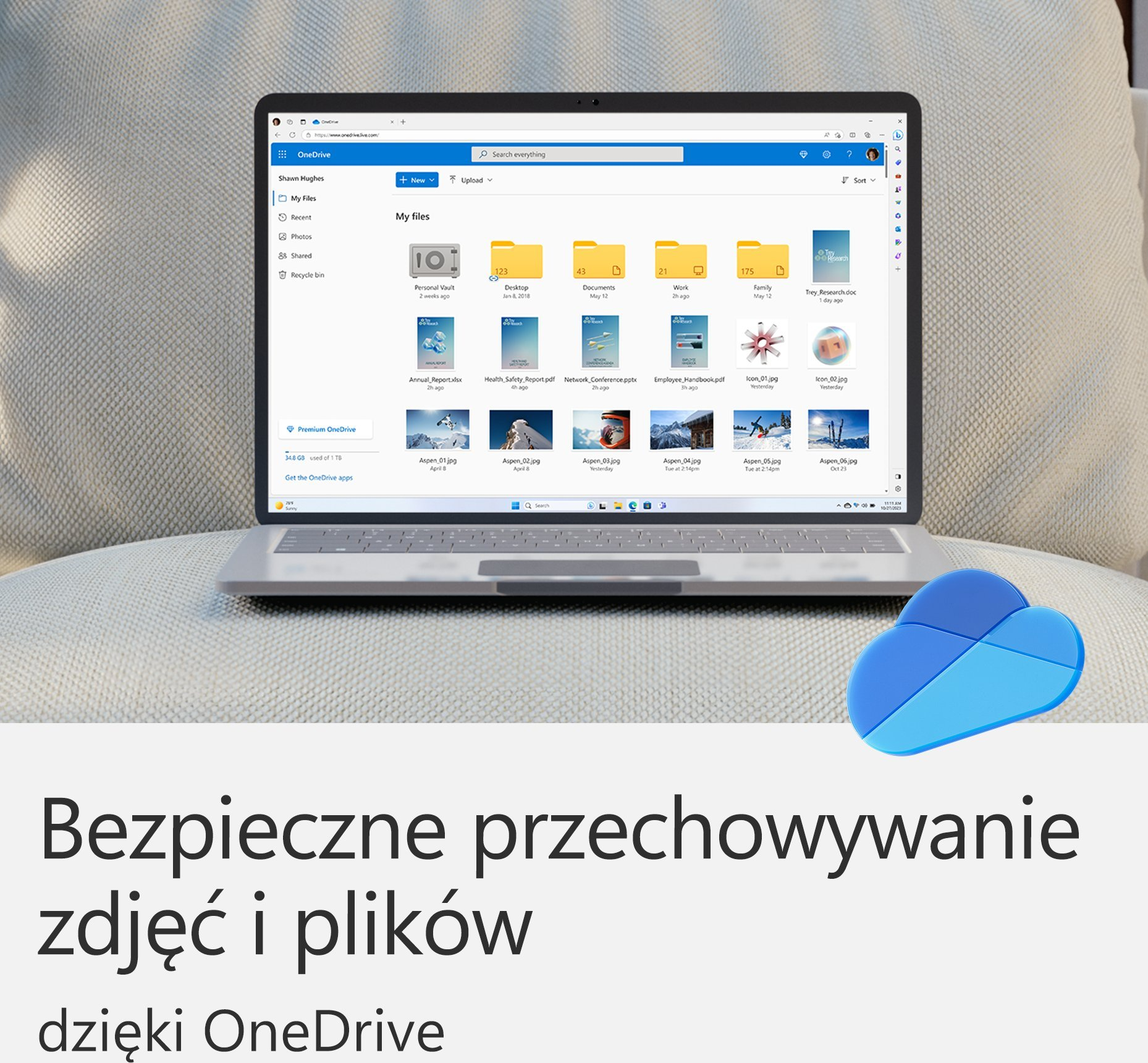 Laptop wyświetla pliki OneDrive. Niebieskie logo chmury w prawym dolnym rogu. Tekst: 'Bezpieczne przechowywanie zdjęć i plików'.