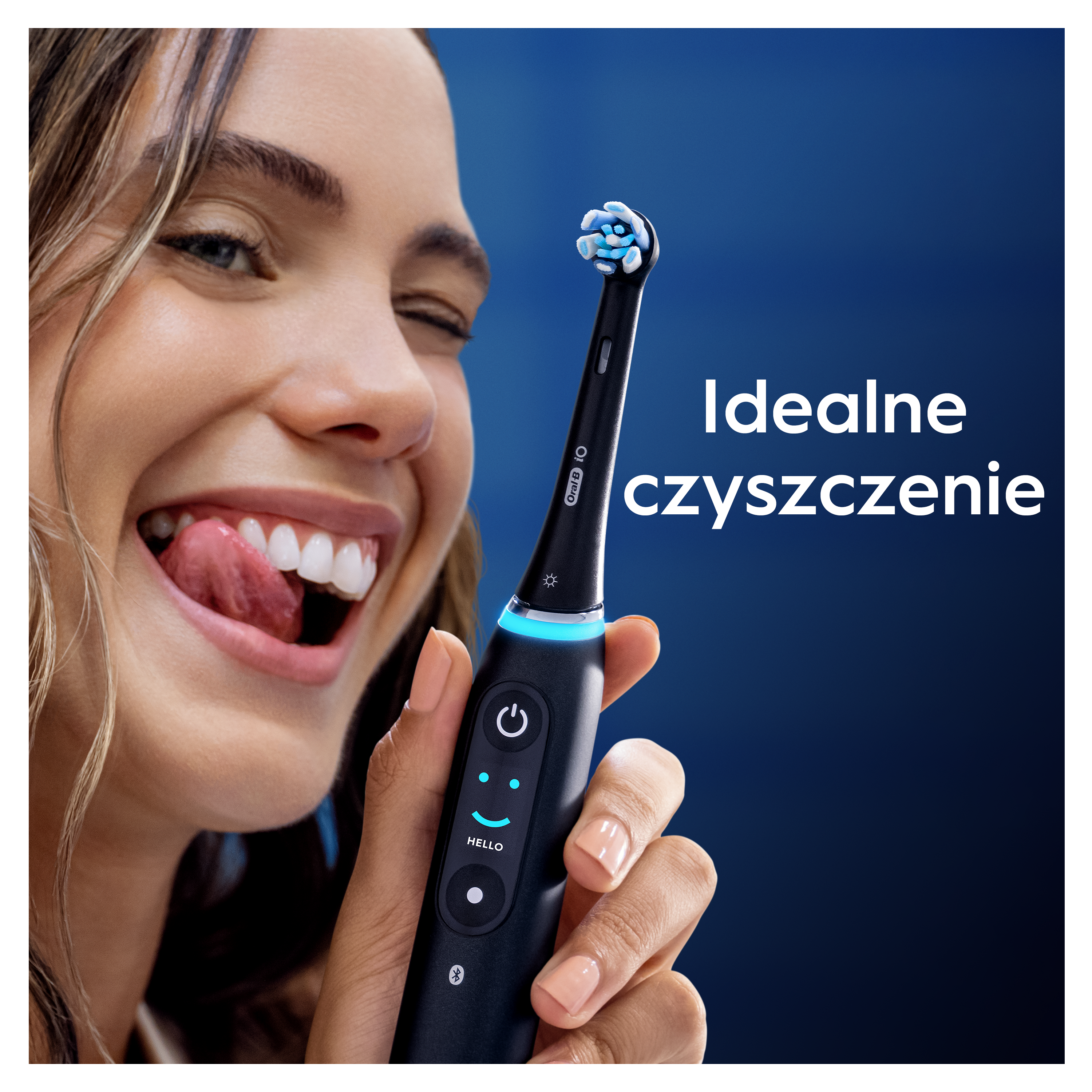 Kobieta mruga i wystawia język, trzymając czarną szczoteczkę do zębów. Tekst mówi "Idealne czyszczenie".